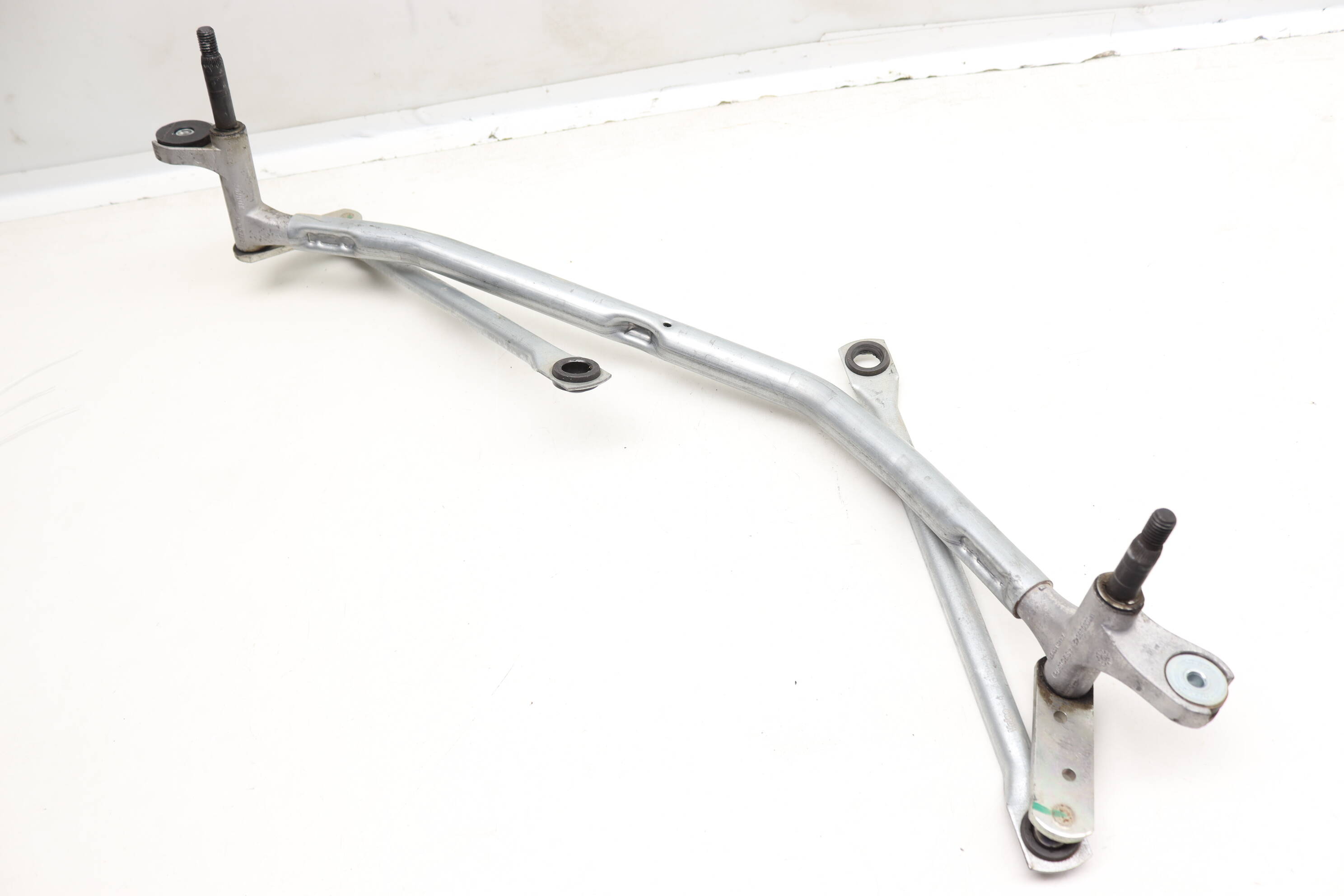 Windshield Wiper Transmission / Bracket LR093421