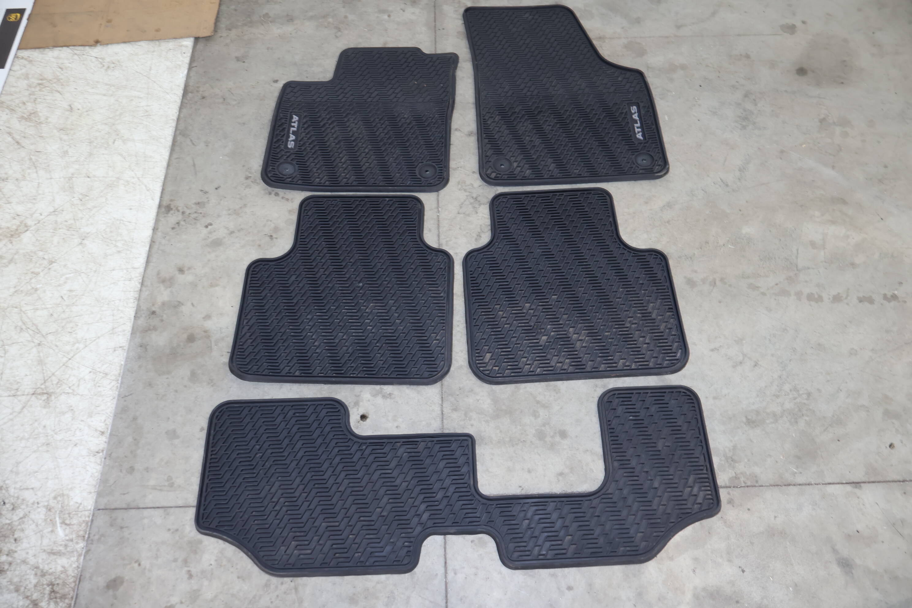 Rubber Floor Mat Set (Atlas) 3CN061550