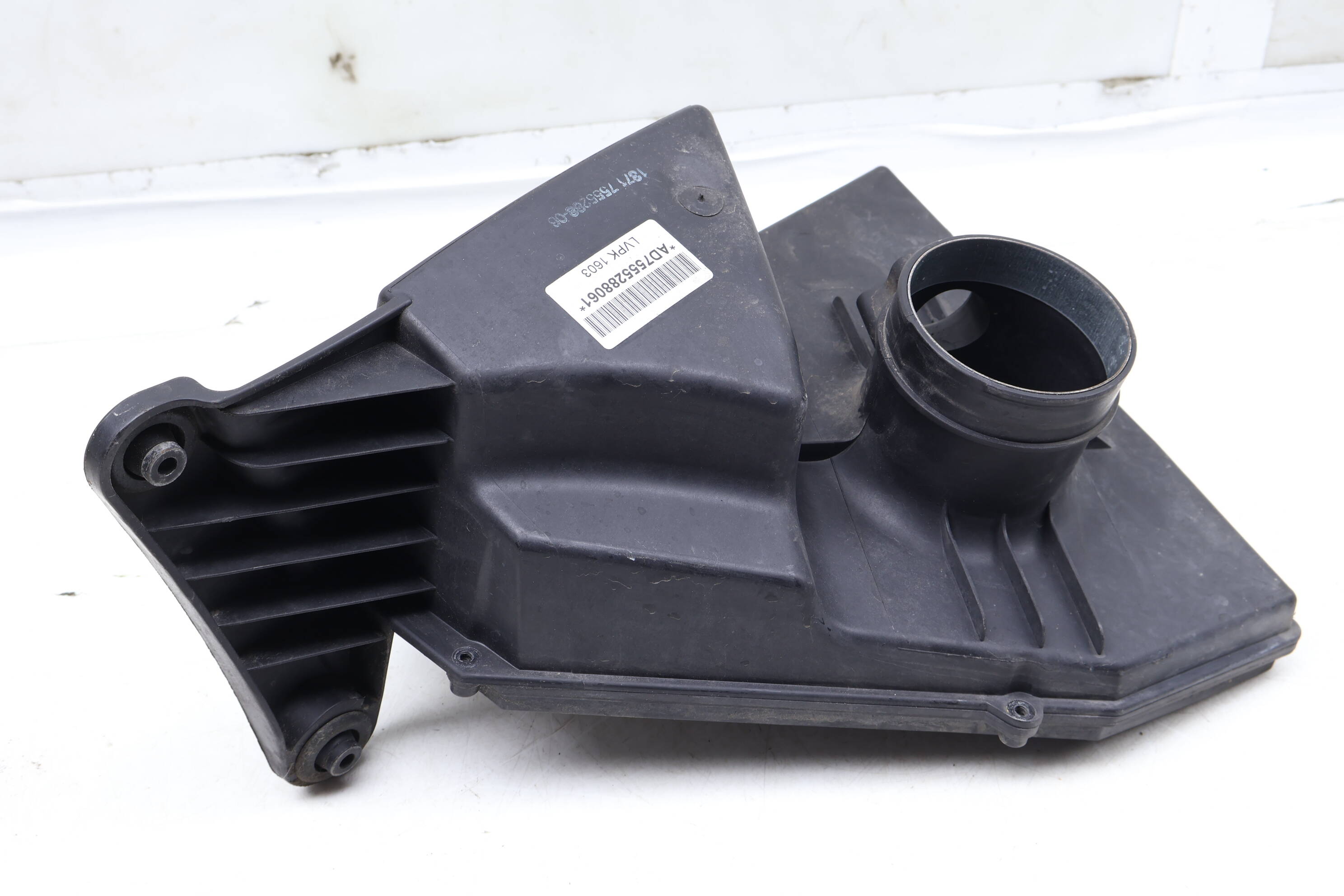 Engine&#x20;Air&#x20;Filter&#x20;Box&#x20;&#x2F;&#x20;Housing&#x20;&#x28;Upper&#x20;Half&#x29;&#x20;13717555288