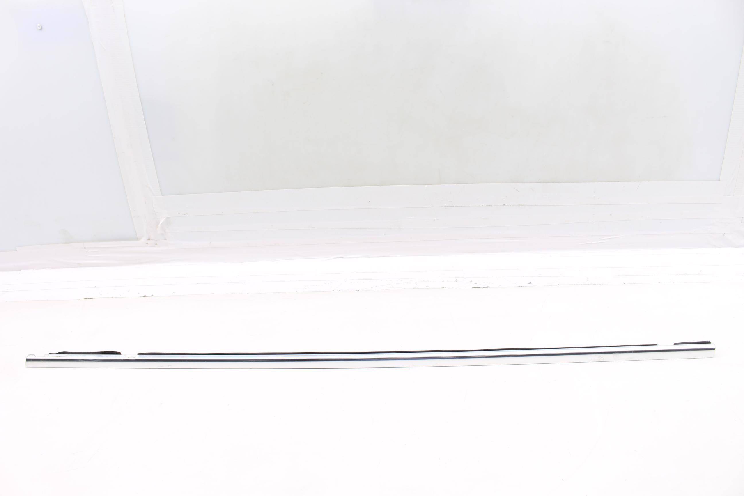 Outer Window Slot Seal / Trim 7L6837475E