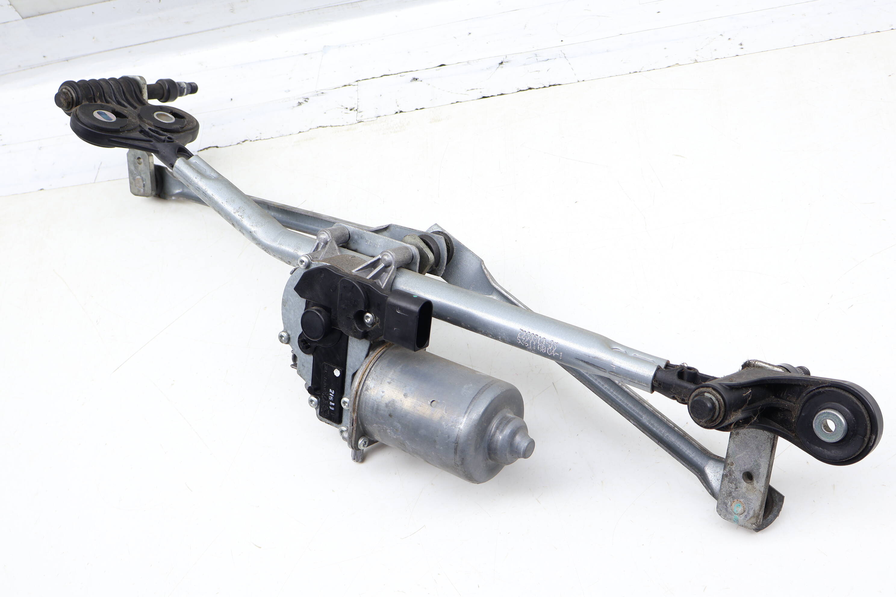 Windshield Wiper Transmission W/ Motor 61617200510