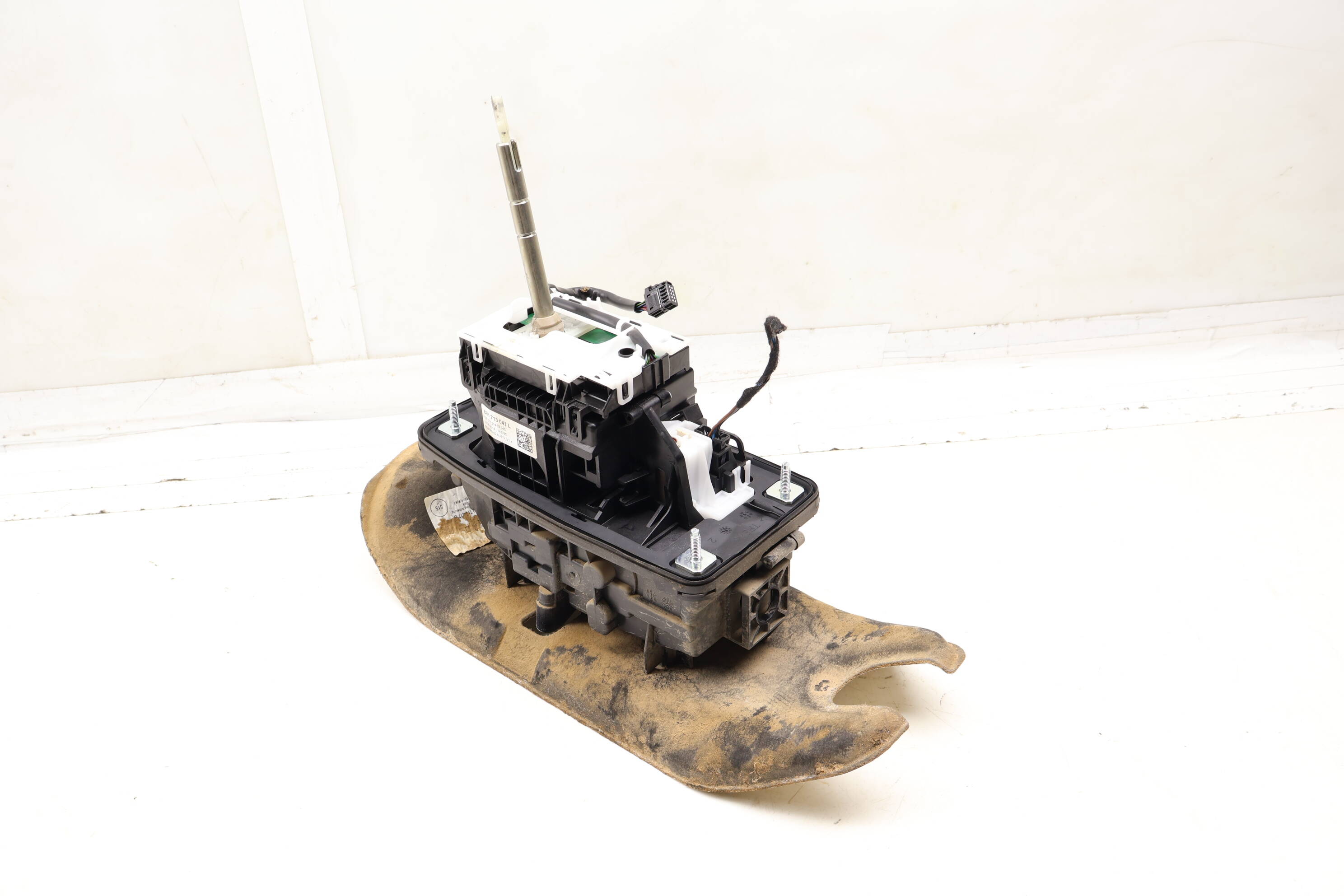 Automatic Shifter / Shift Assembly 8R1713041L