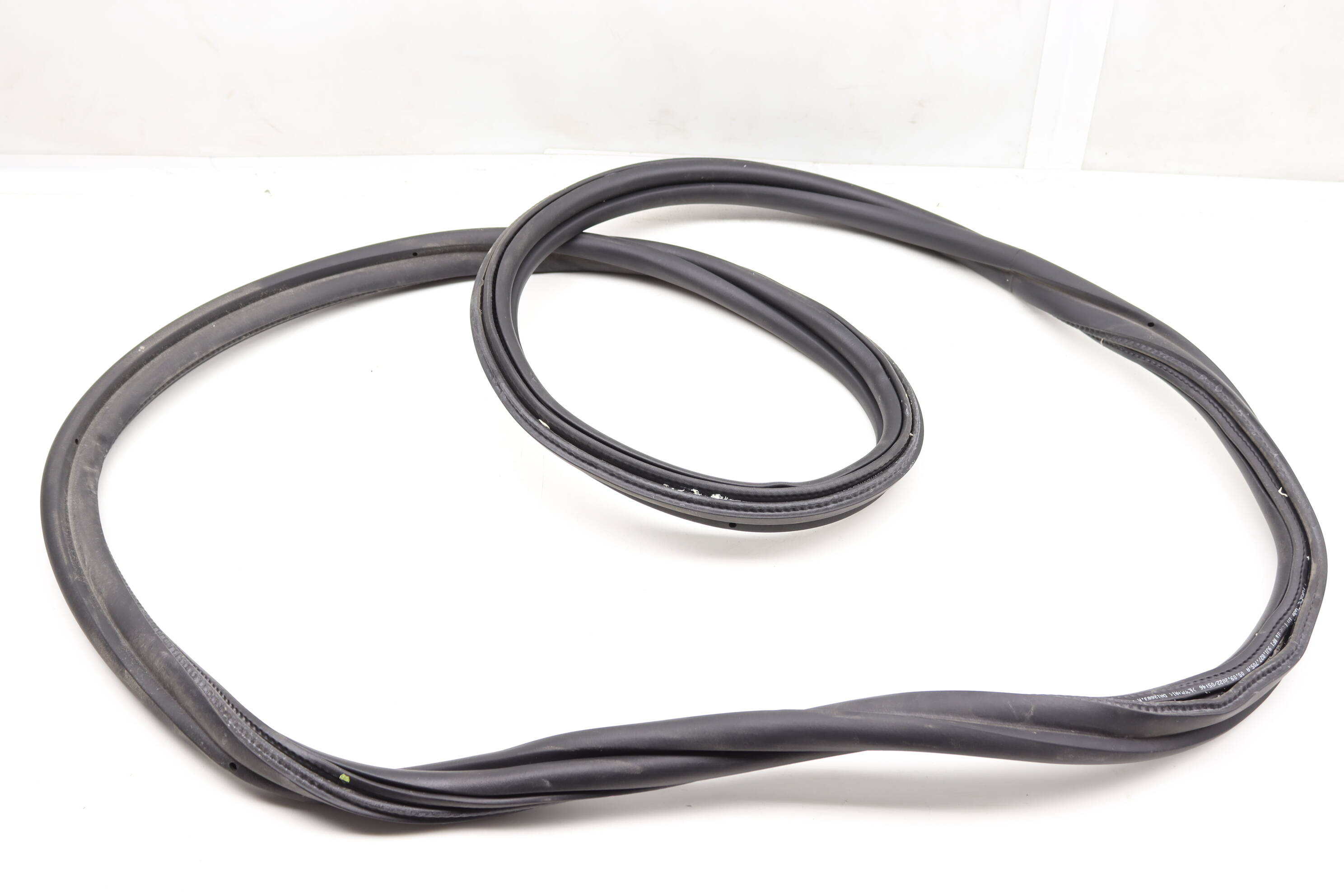 Trunk Lid Hatch Seal / Weather Stripping / Gasket 9J1827705A