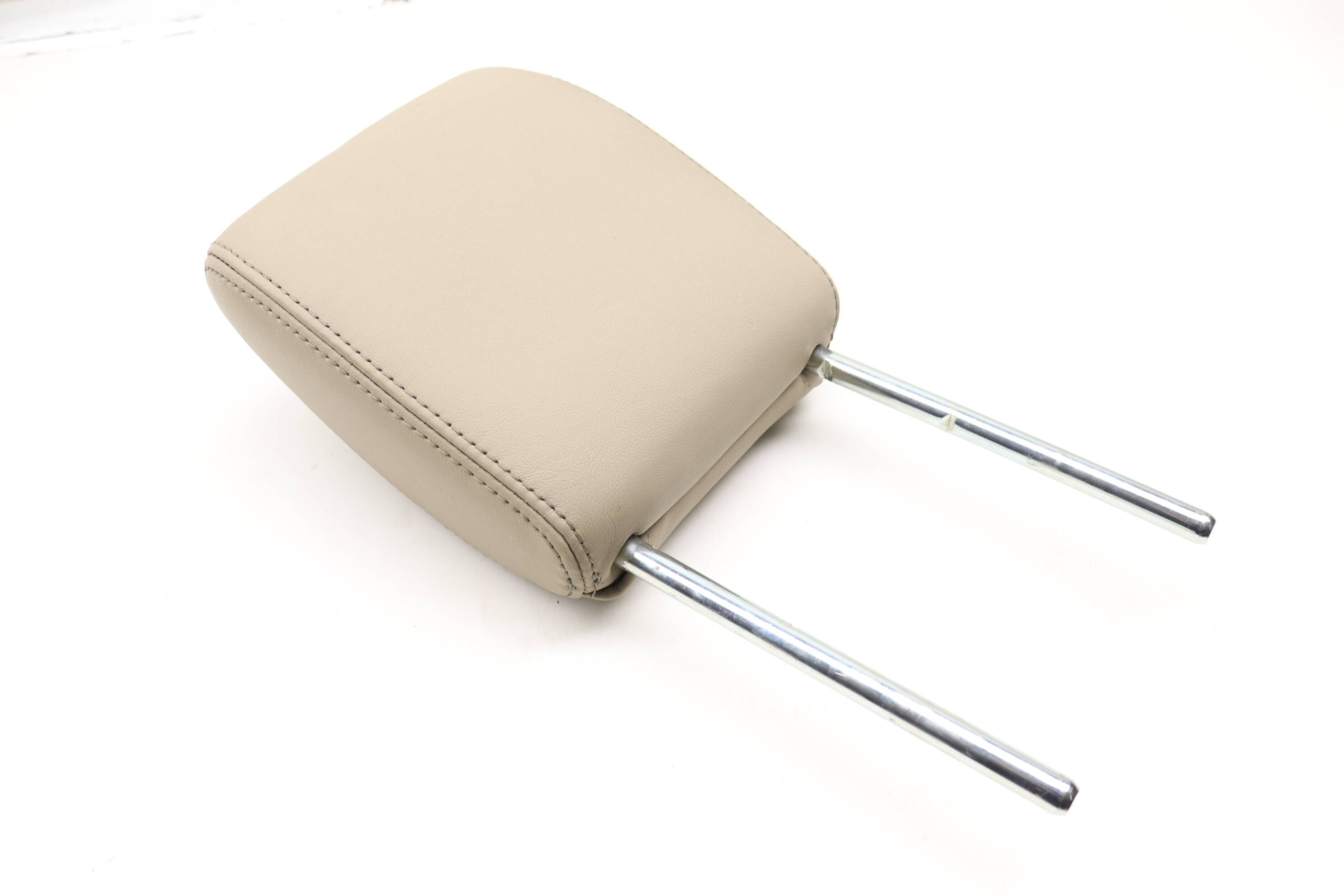 2Nd Row Center Headrest / Head Rest LR008402