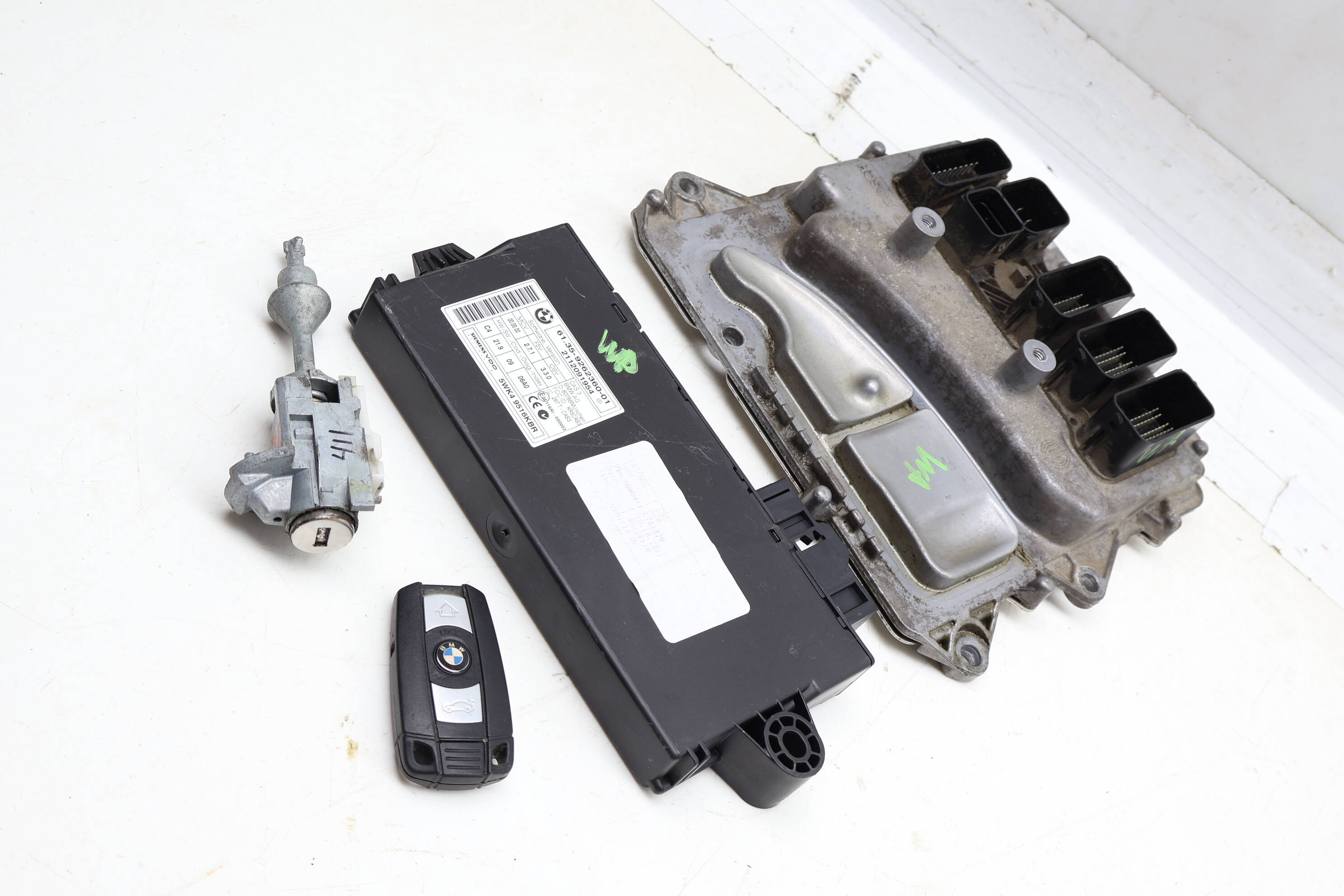 Ecu Dme / Cas3 Theft Locking Module / Lock Cylinder W/ Key 12147629130
