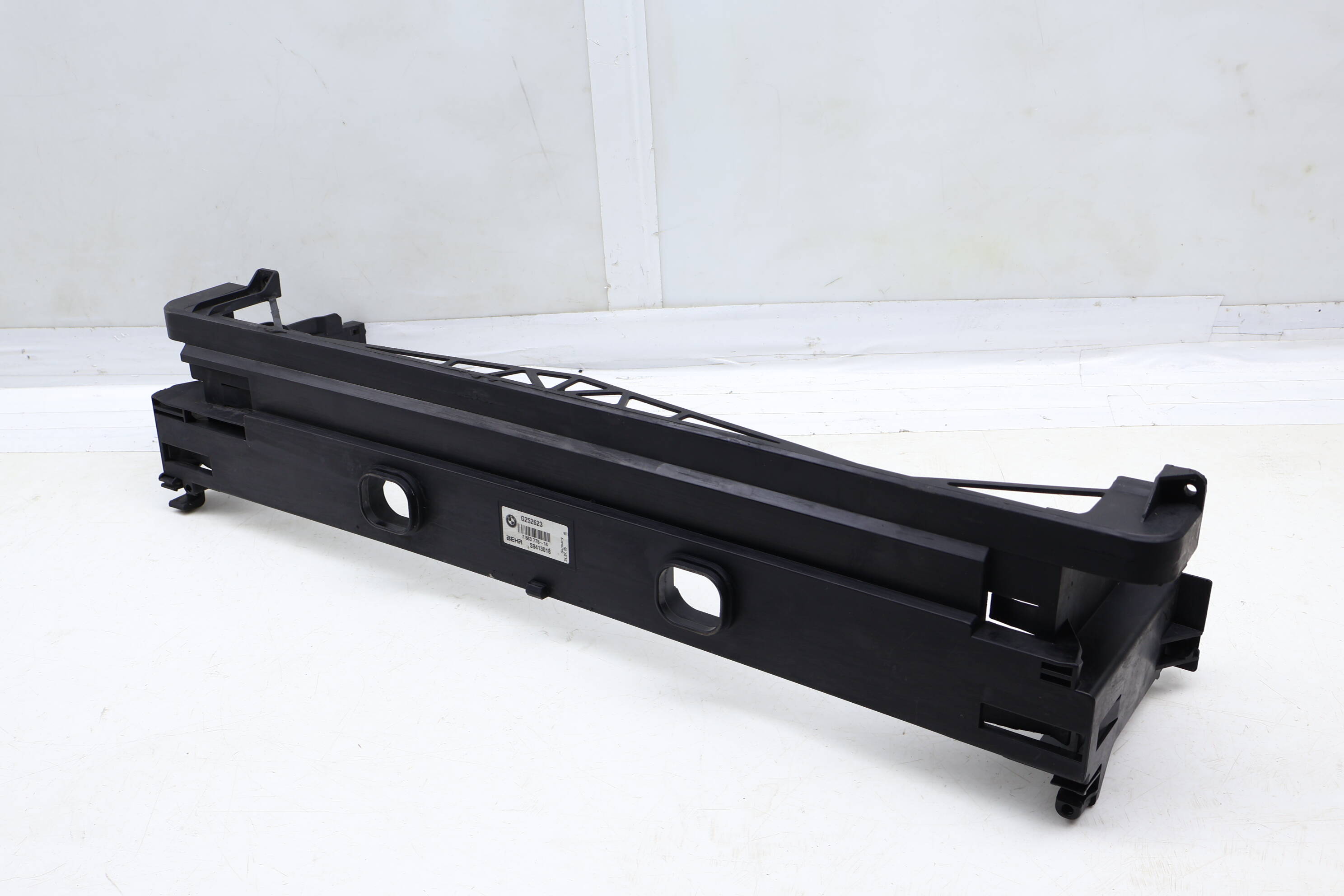 Upper Radiator Mount Bracket / Carrier 17117804618