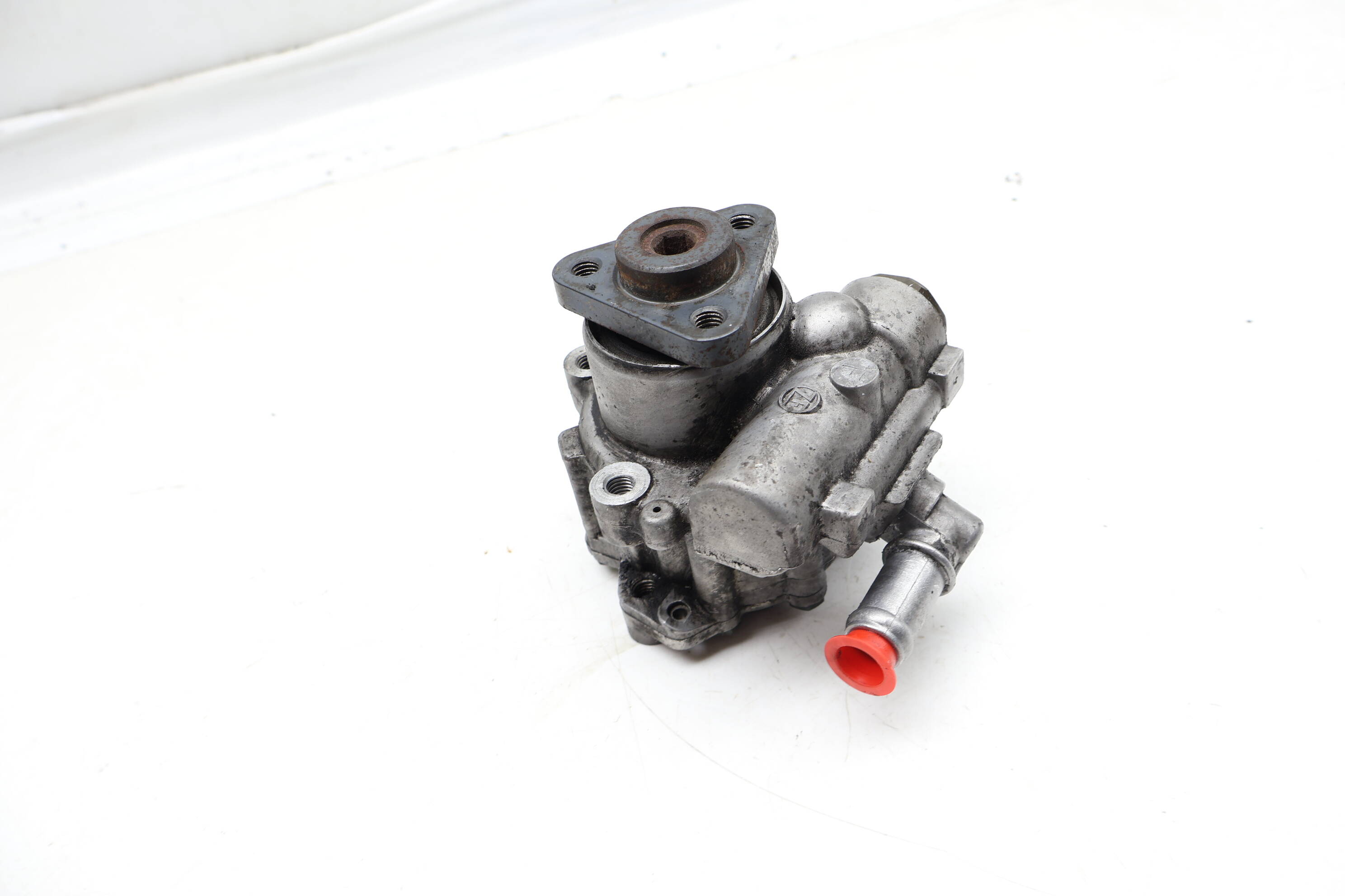 Power&#x20;Steering&#x20;Pump&#x20;8D0145156F