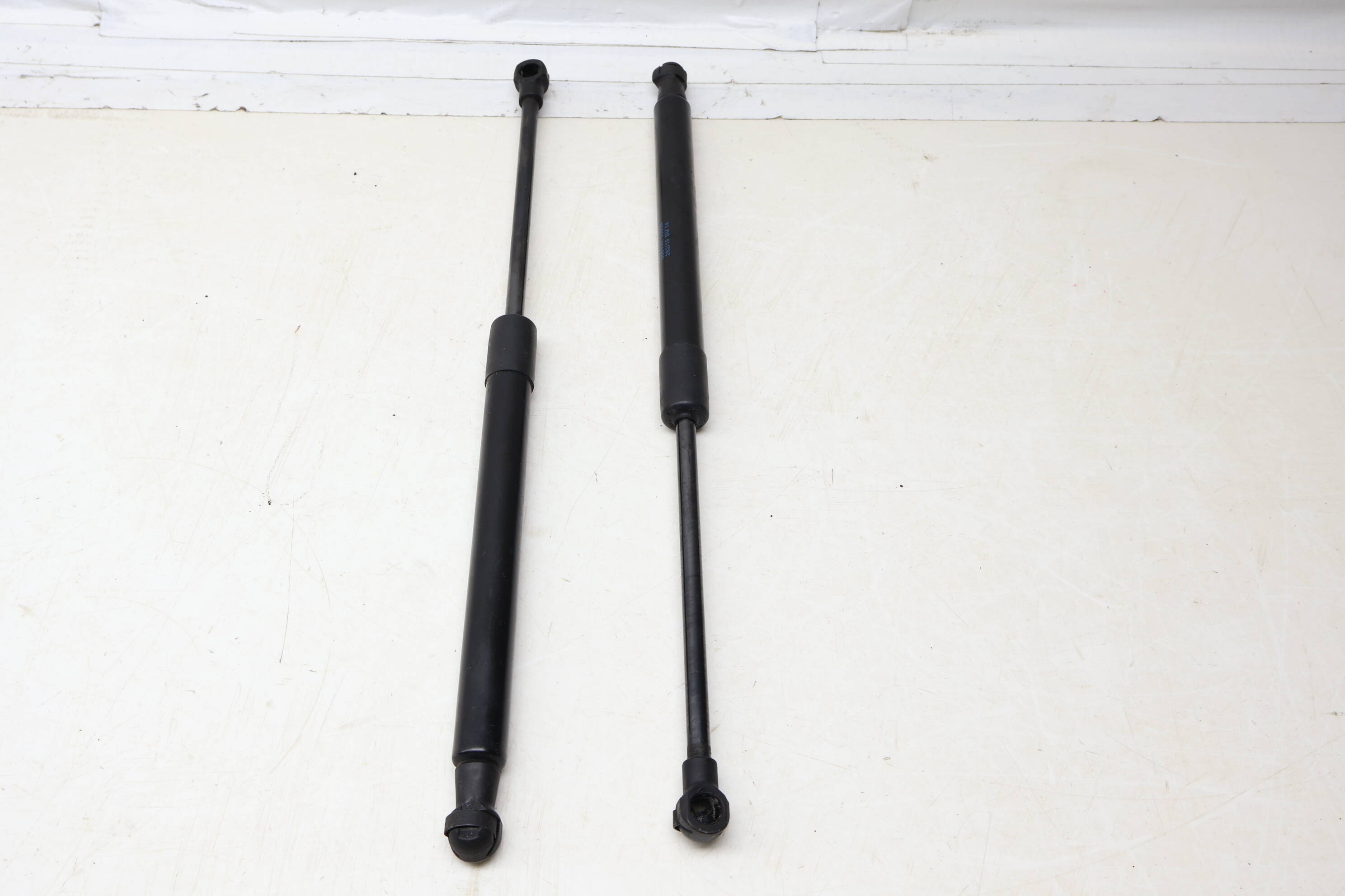 Hood Strut / Shock Set 51237118370