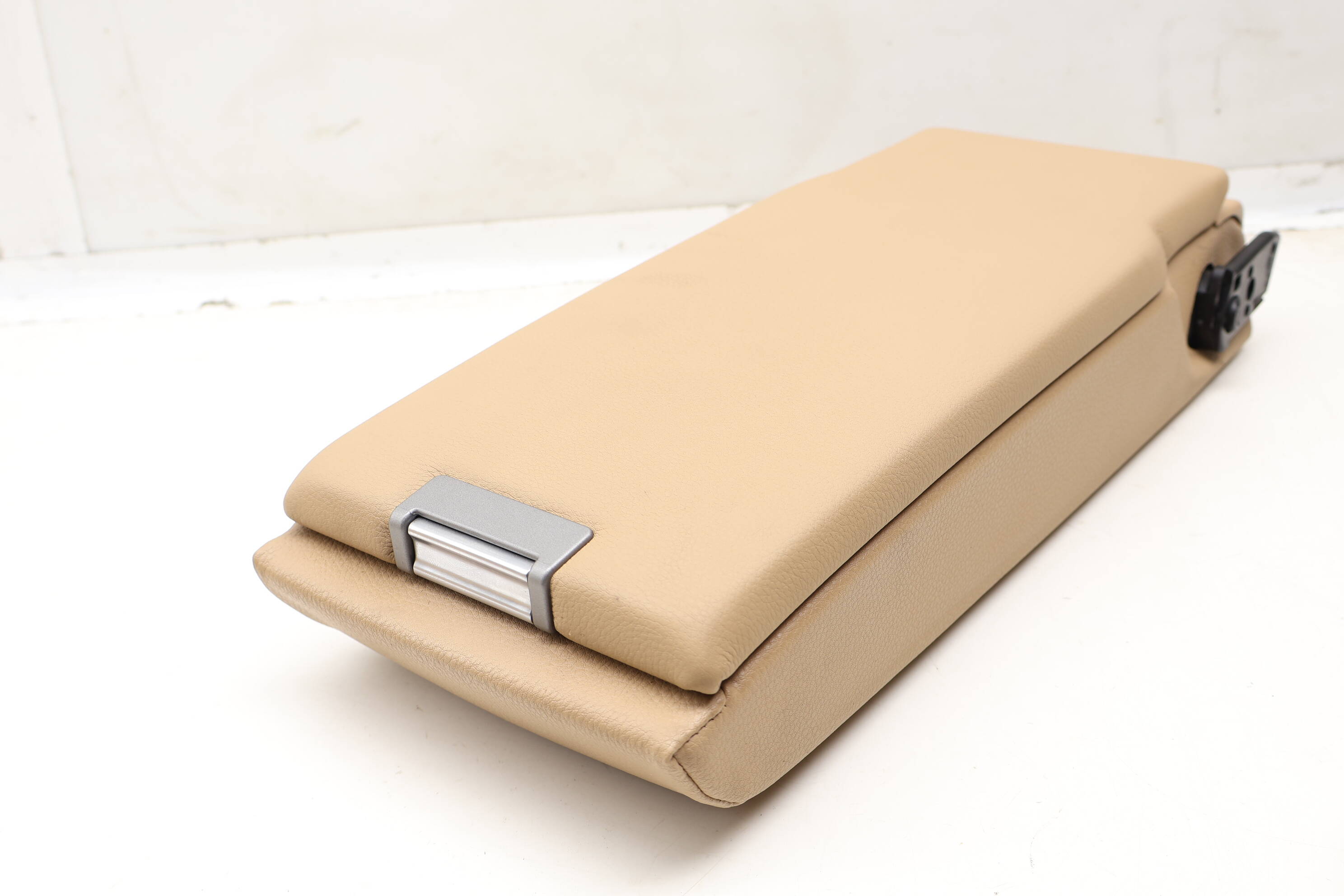 Seat Armrest / Arm Rest (Center) 97052260100