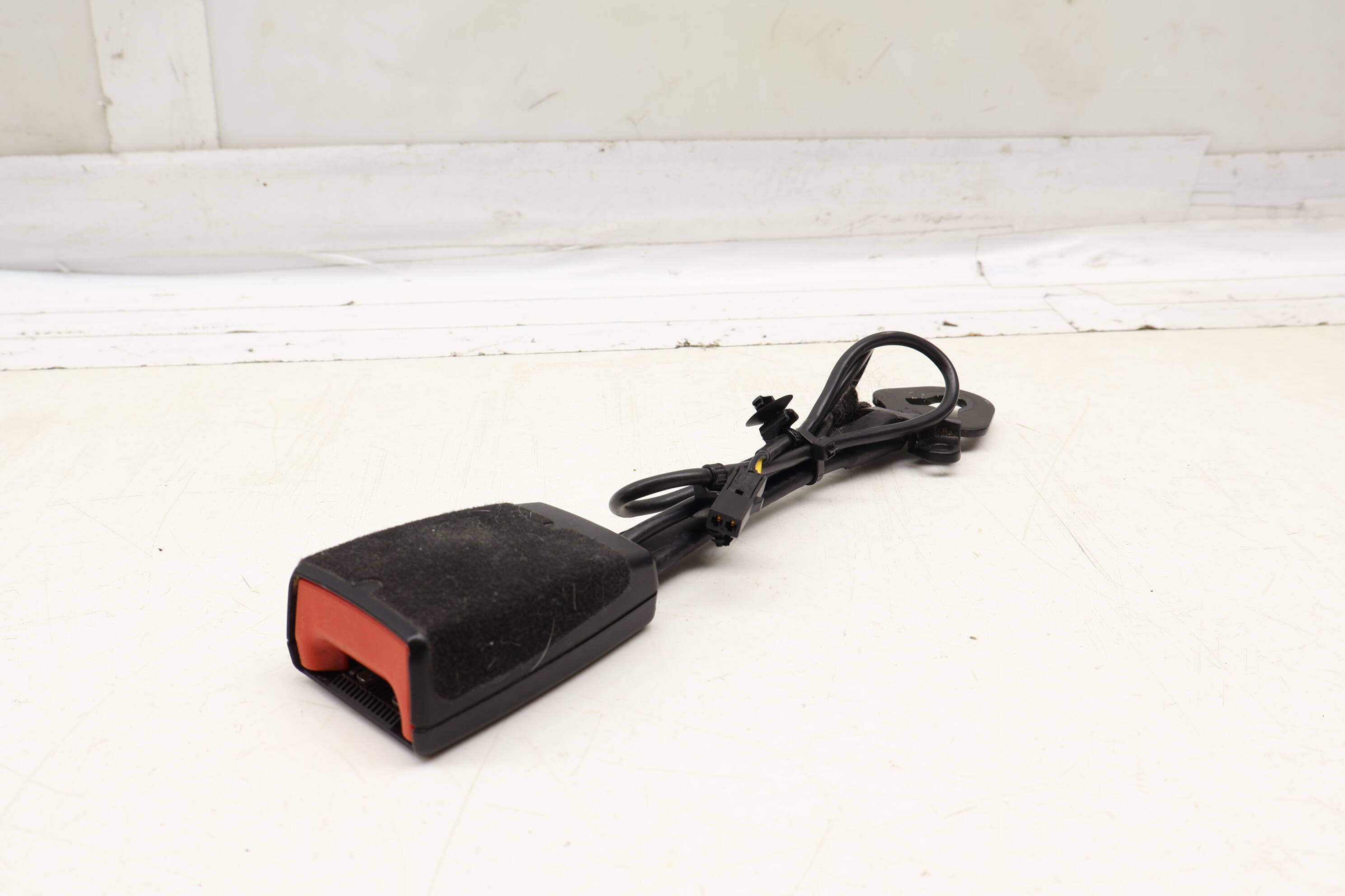 Seat Belt Buckle / Receiver 7P0857755 95880375500