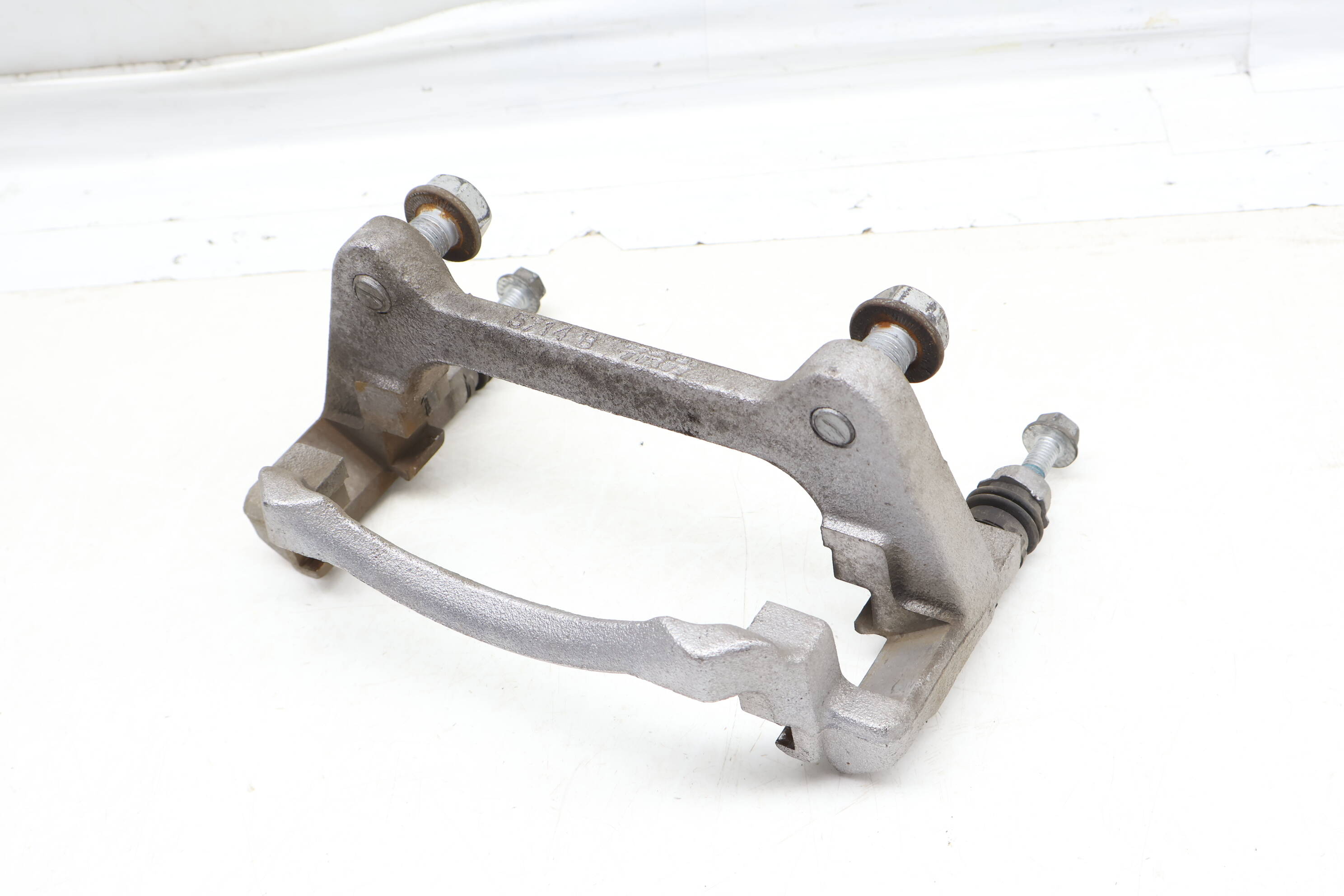 Brake&#x20;Caliper&#x20;Carrier&#x20;&#x2F;&#x20;Bracket&#x20;5Q0615126A