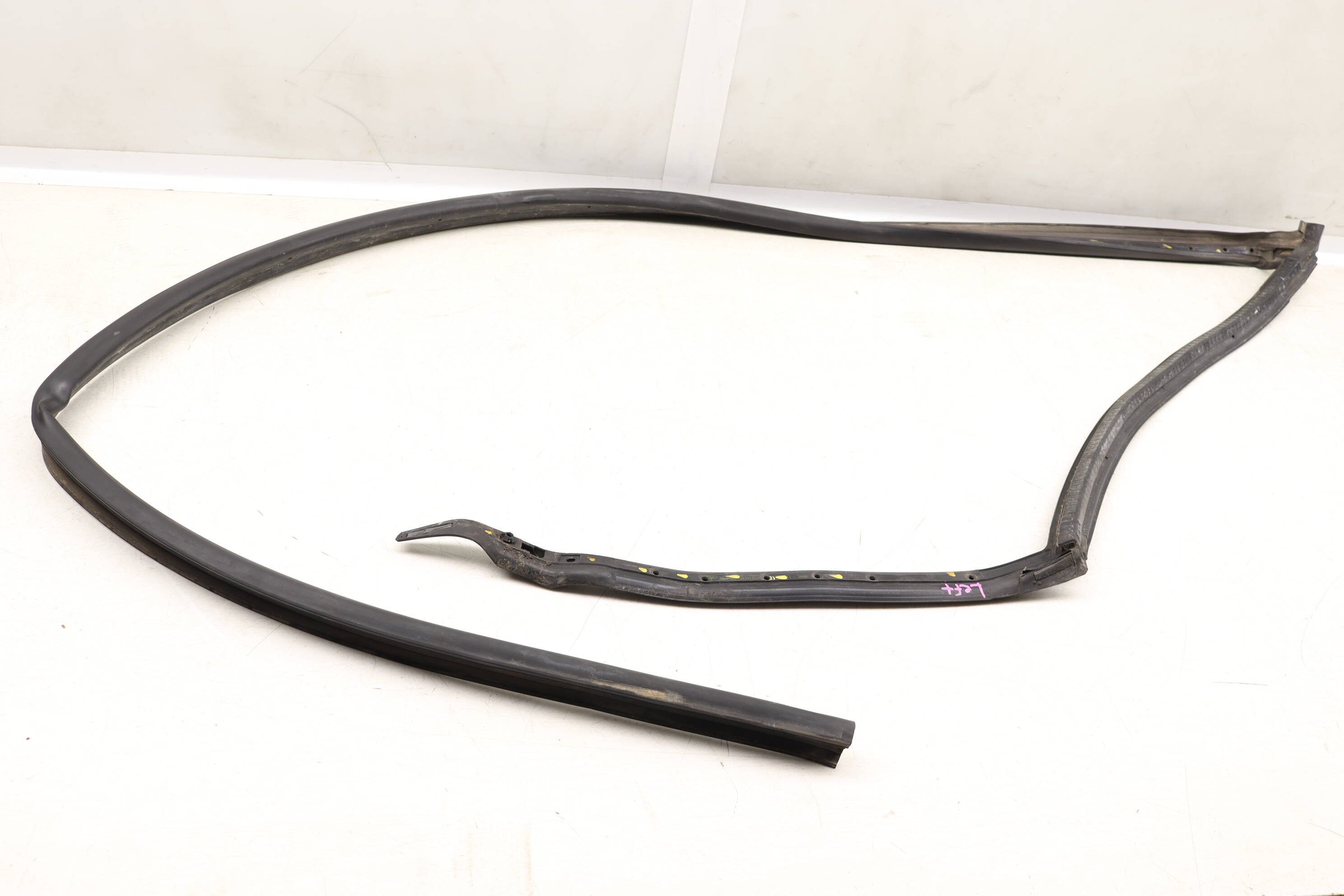 Lower Door Seal / Weather Stripping 4M0839119D