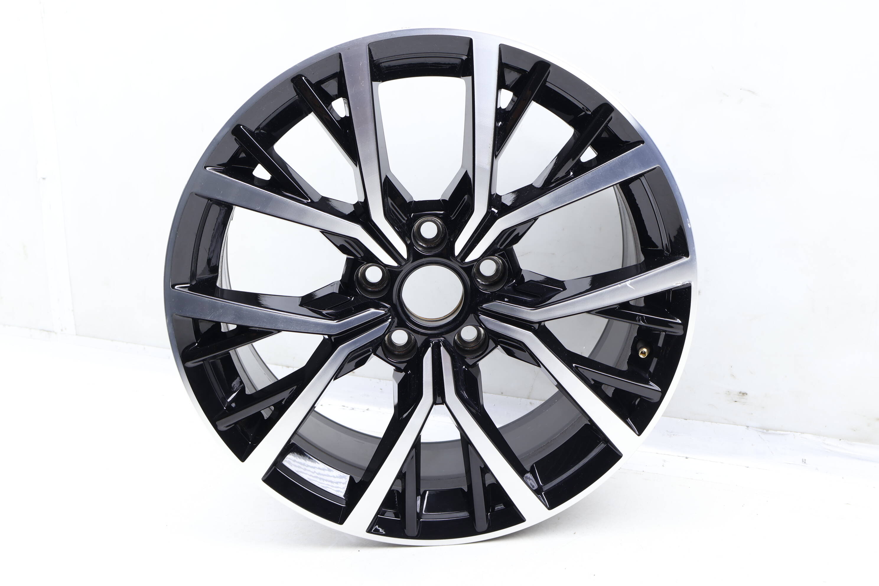 17" Inch Alloy Rim / Wheel 5NN601025AG