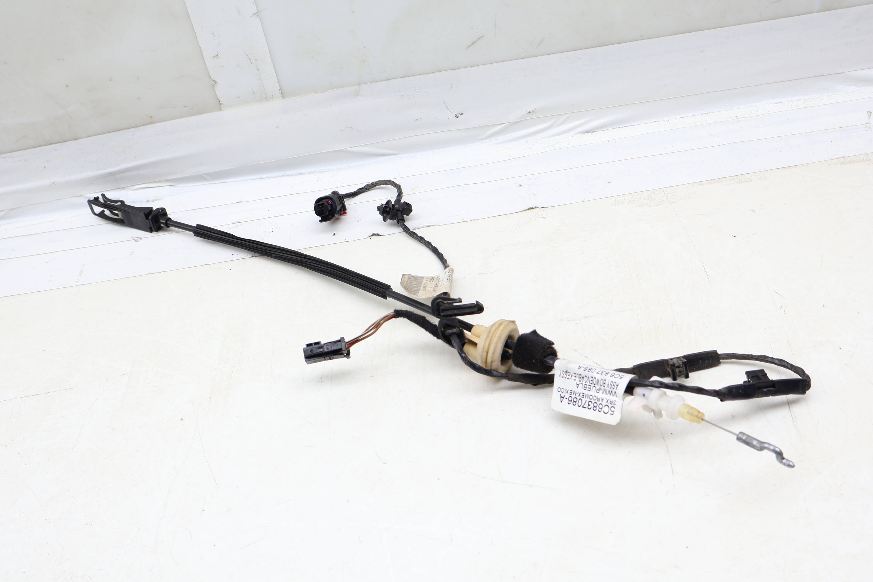 Interior&#x20;Door&#x20;Handle&#x20;Release&#x20;&#x2F;&#x20;Bowden&#x20;Cable&#x20;5C6837086A