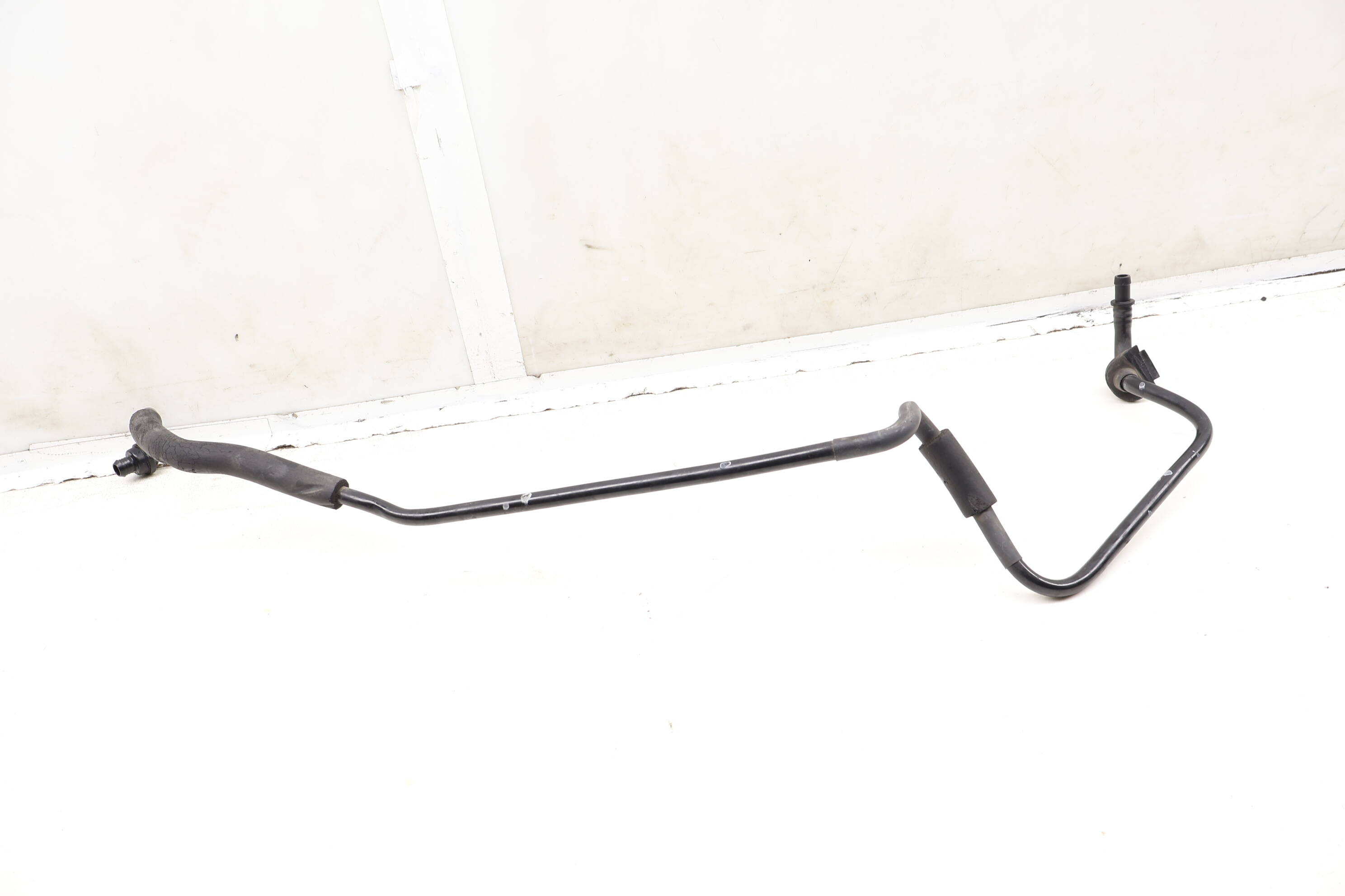 Brake Booster Vacuum Hose / Line 7L0611932L 95535557701