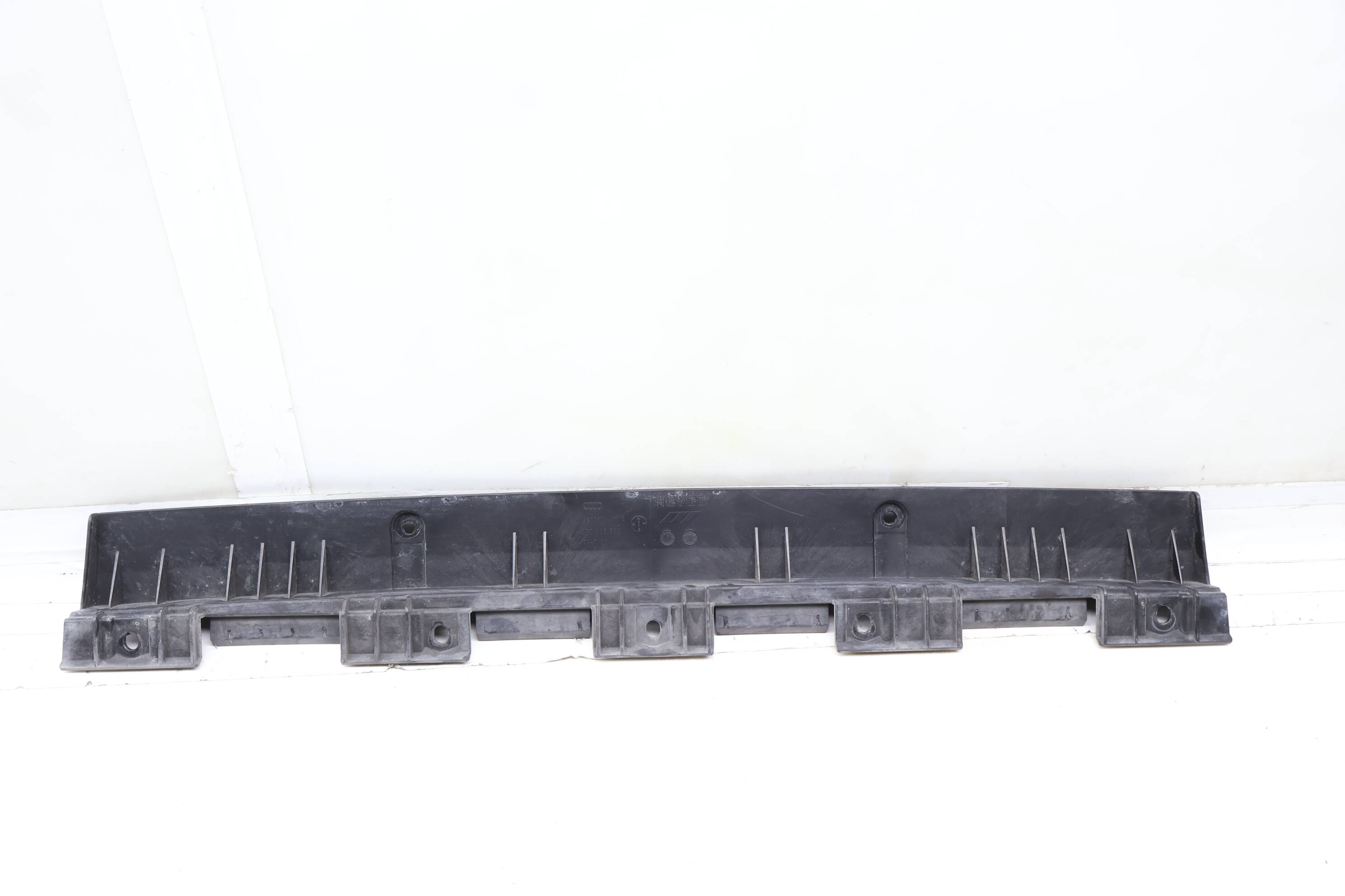 Lower Radiator Bracket 8R0805599