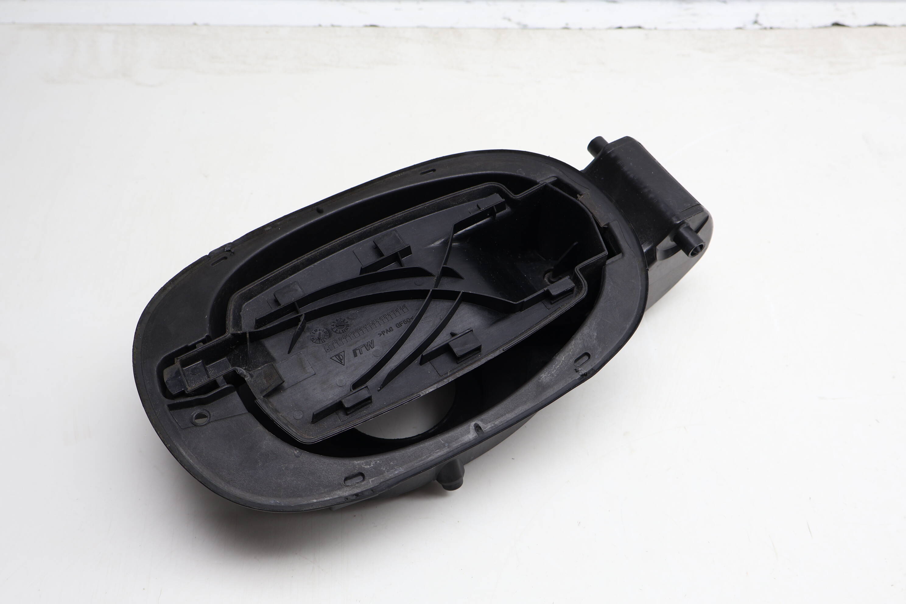 Gas / Fuel Filler Door Bracket 7P5809857B 95850485700