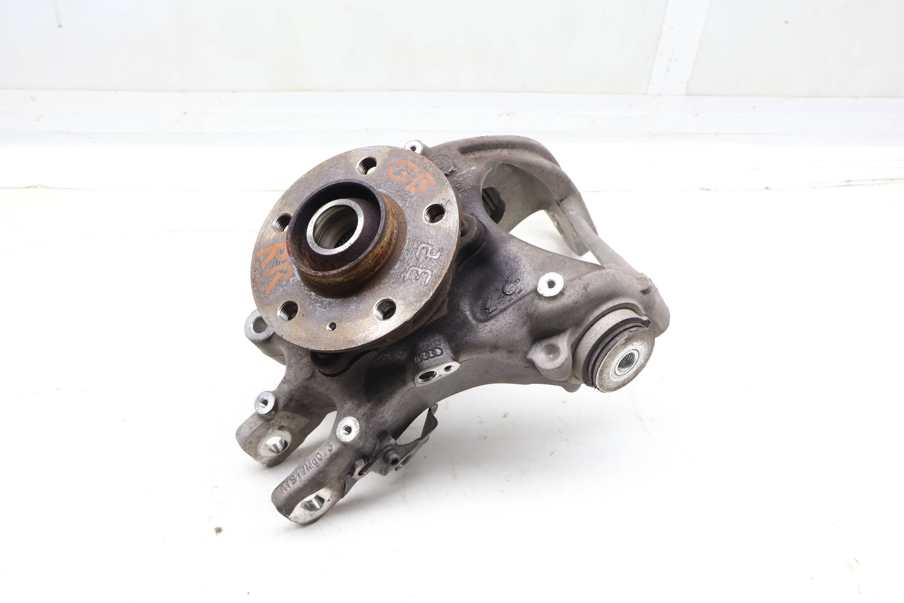 Knuckle W/ Wheel Bearing 8R0505432F