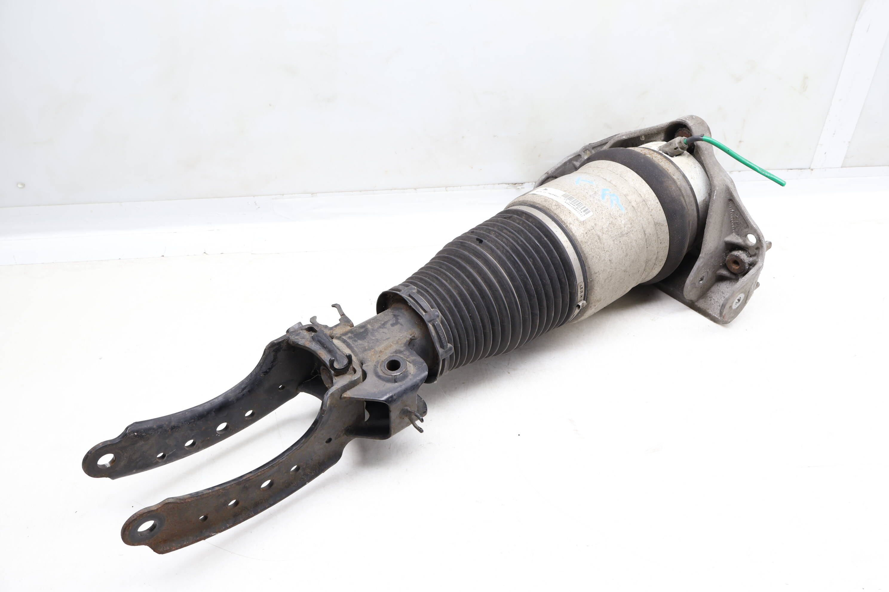 Air&#x20;Spring&#x20;&#x2F;&#x20;Strut&#x20;Assembly&#x20;7L8616040D