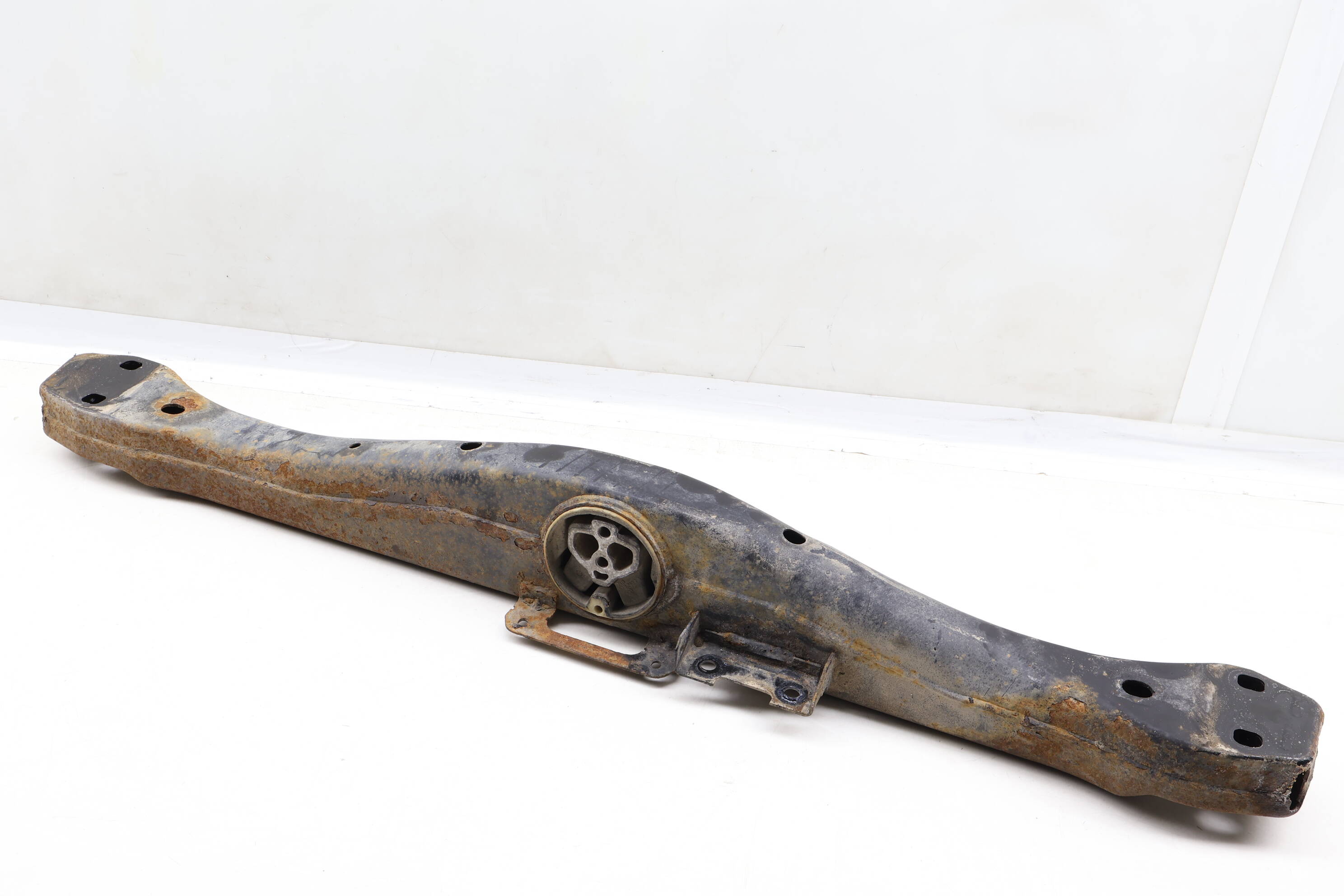 Transmission Crossmember Mount / Bracket 7P6399225D