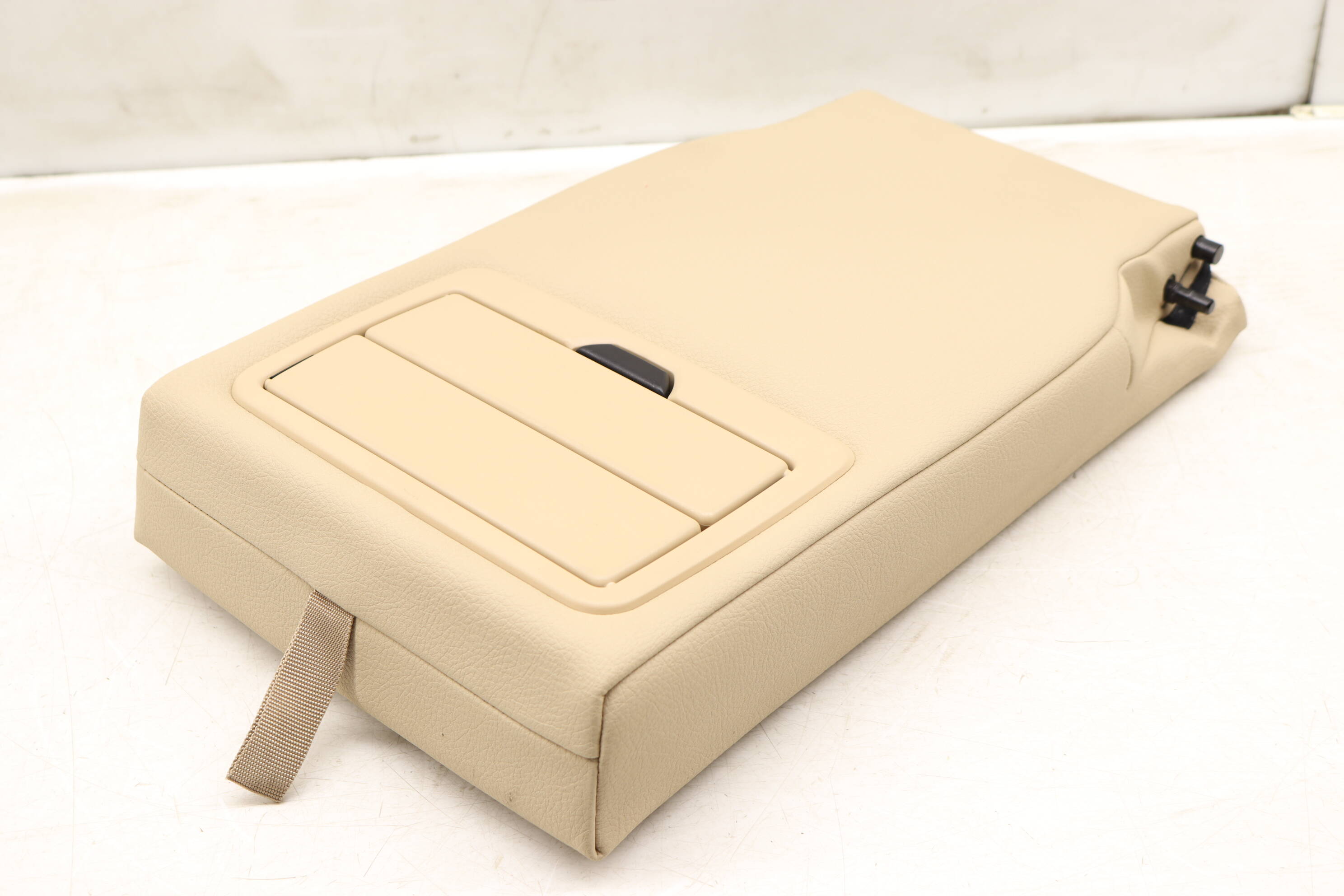 Center&#x20;Seat&#x20;Armrest&#x20;&#x2F;&#x20;Cup&#x20;Holder&#x20;52207315050