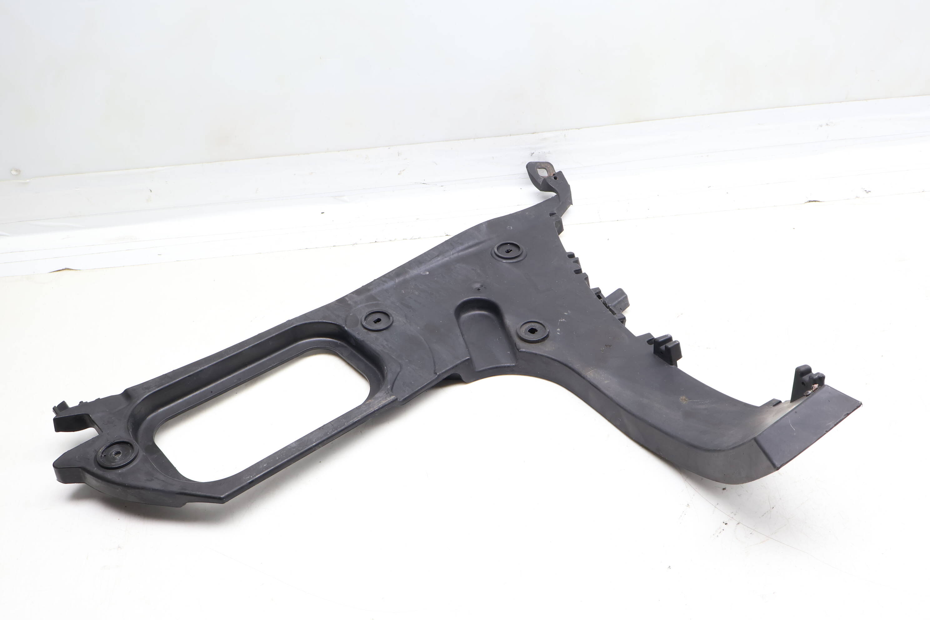 Bumper Guide / Bracket 4L0807453A