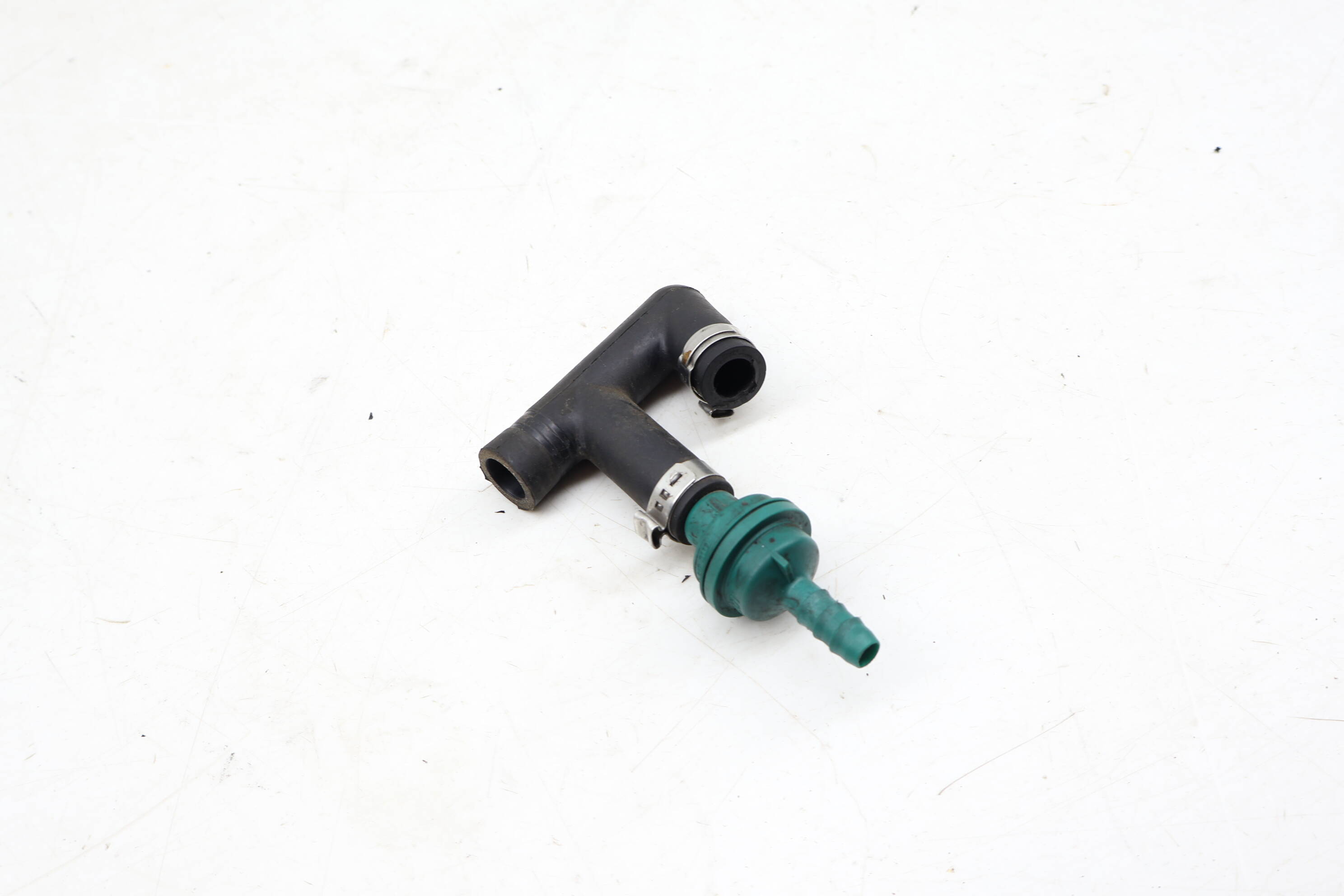 Angled Vacuum / Breather Hose 027133784E