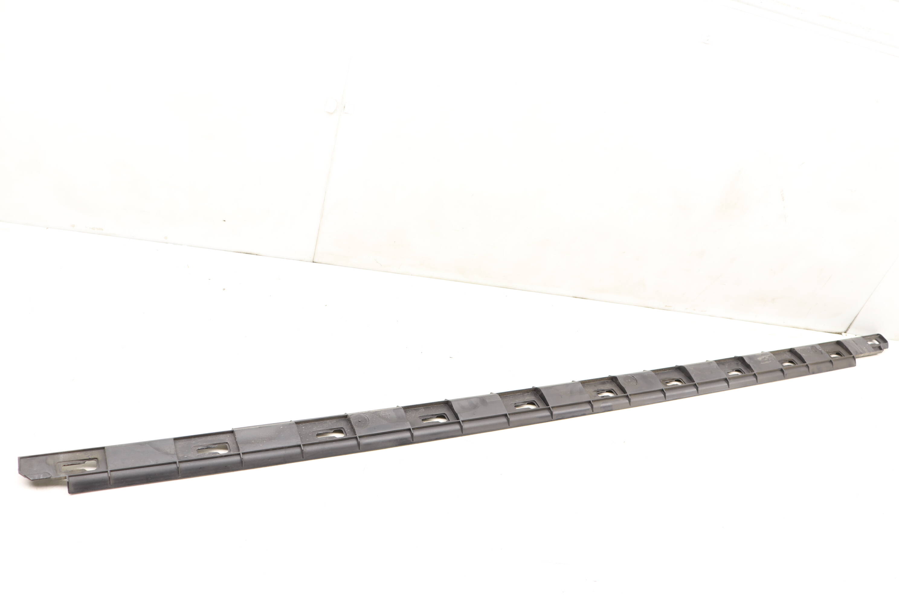 VW Right Side Skirt / Rocker Panel Mount Bracket 5G9853494