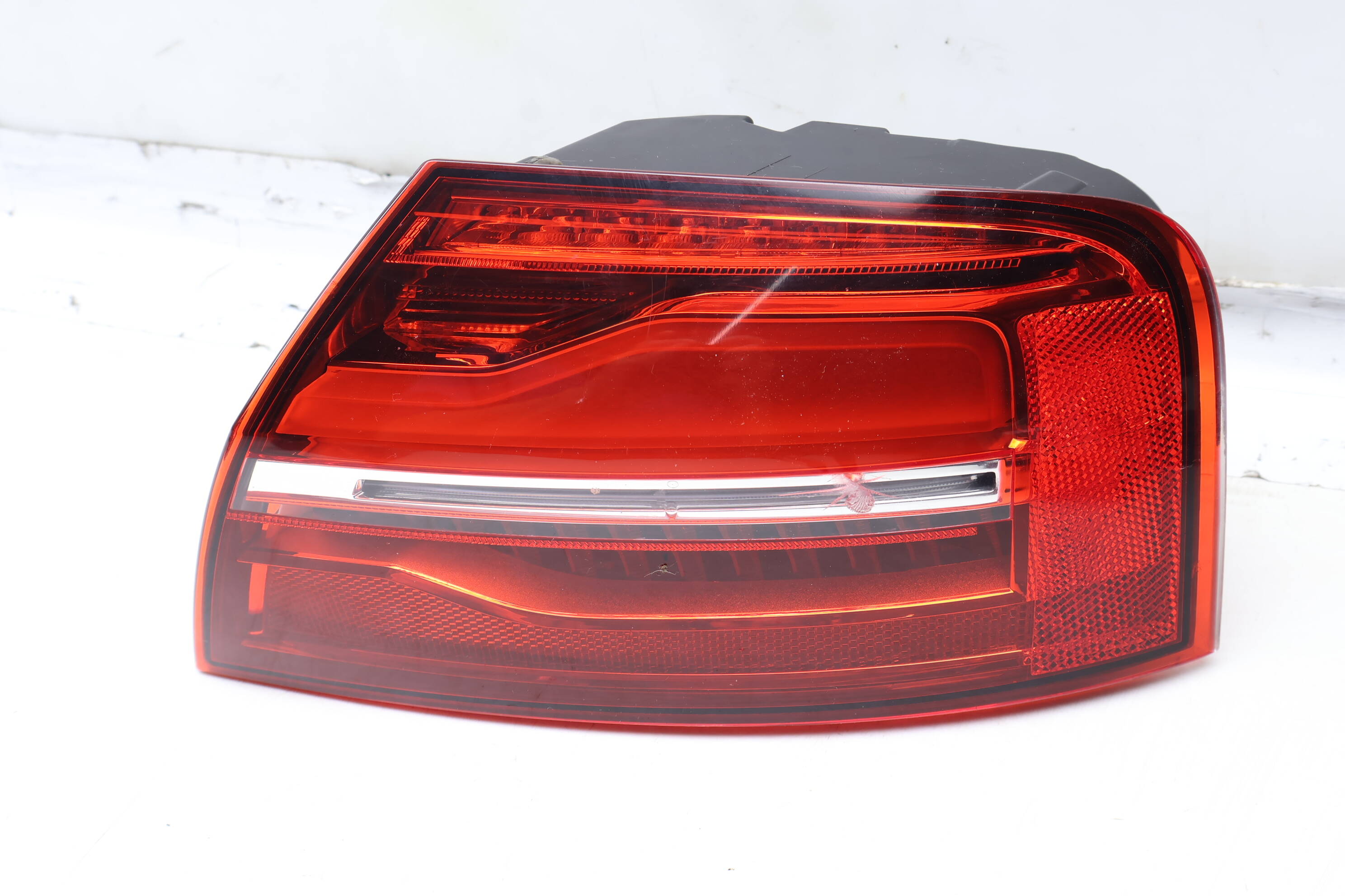 Led Tail Light / Lamp (Outer) 4H0945096J