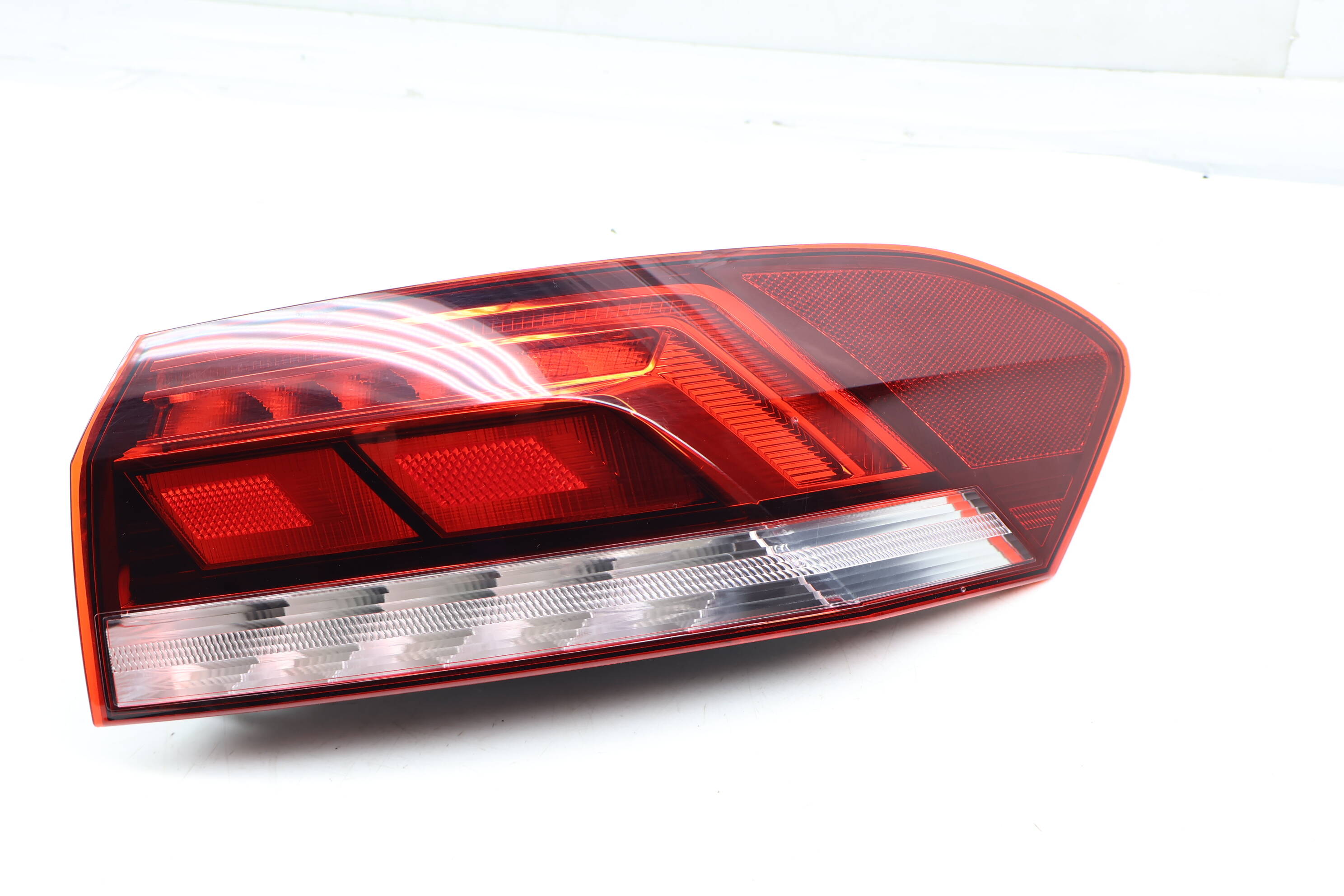 Outer Led Tail Light / Lamp 561945096R