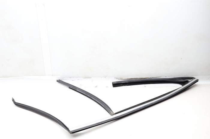 Door Window Glass Channel / Seal 1667350325 main product photo