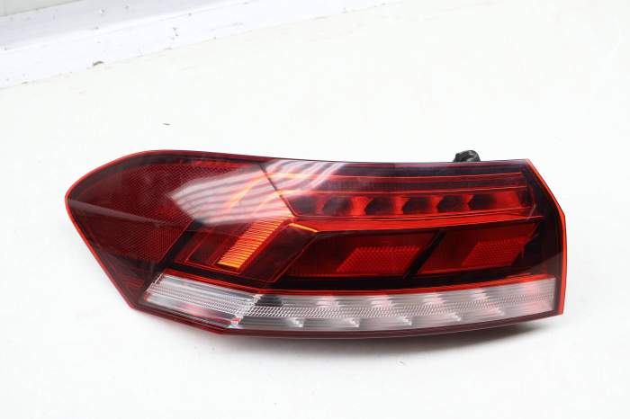 Outer Led Tail Light / Lamp 561945095R main product photo