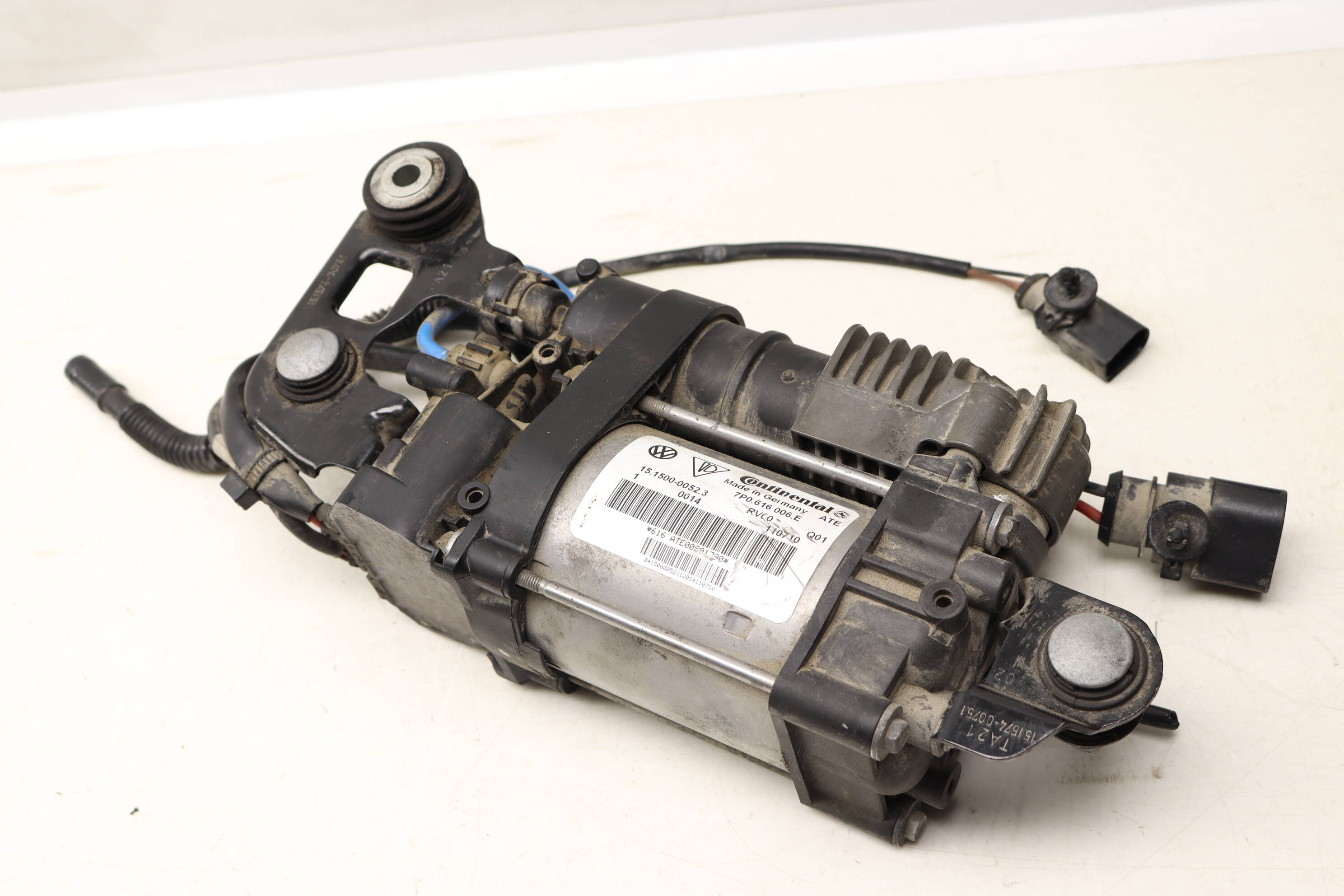 Porsche Air Suspension Compressor / Pump (Cayenne) 7P0616006E