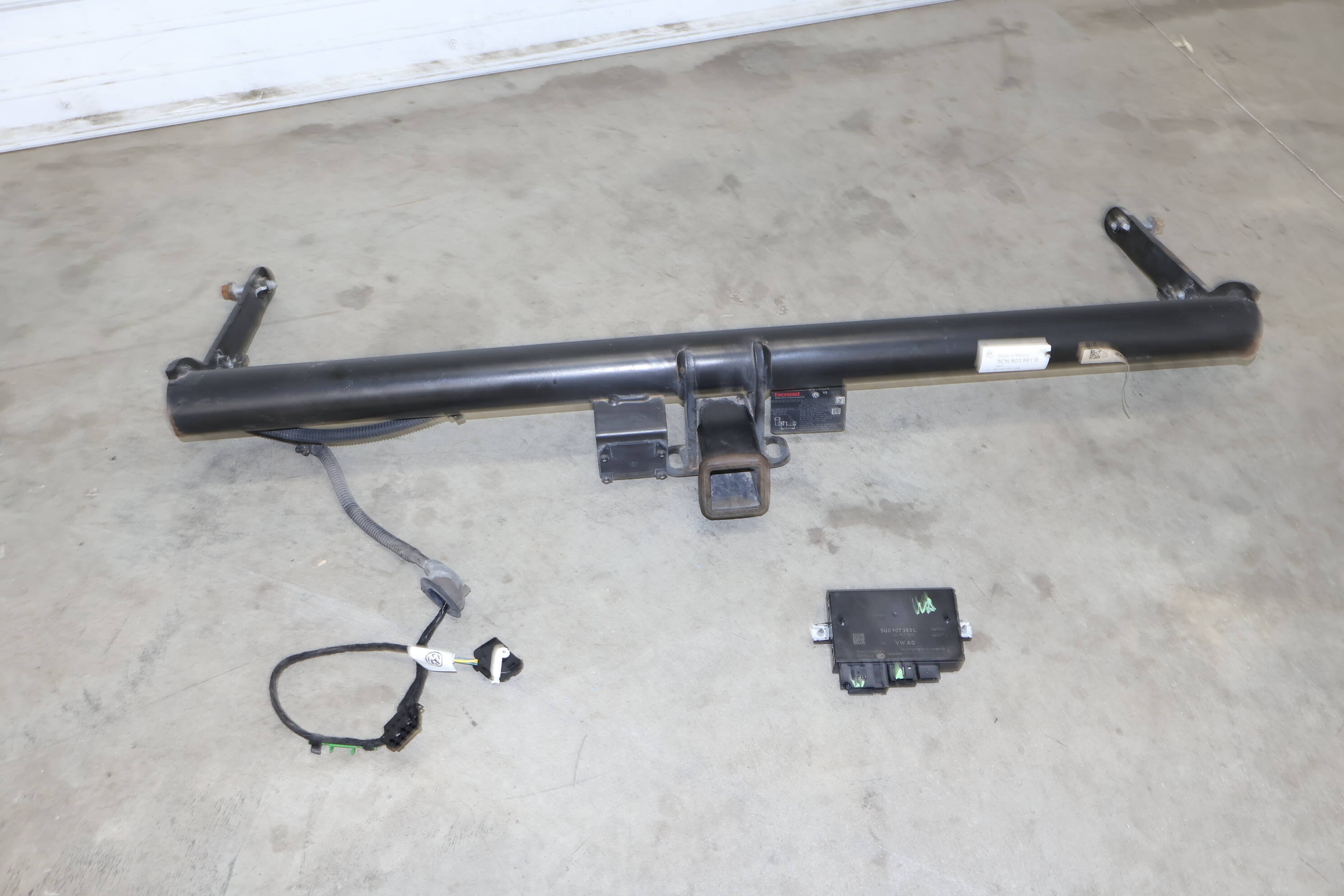 Trailer / Tow Hitch W/ Module 3CN803881B