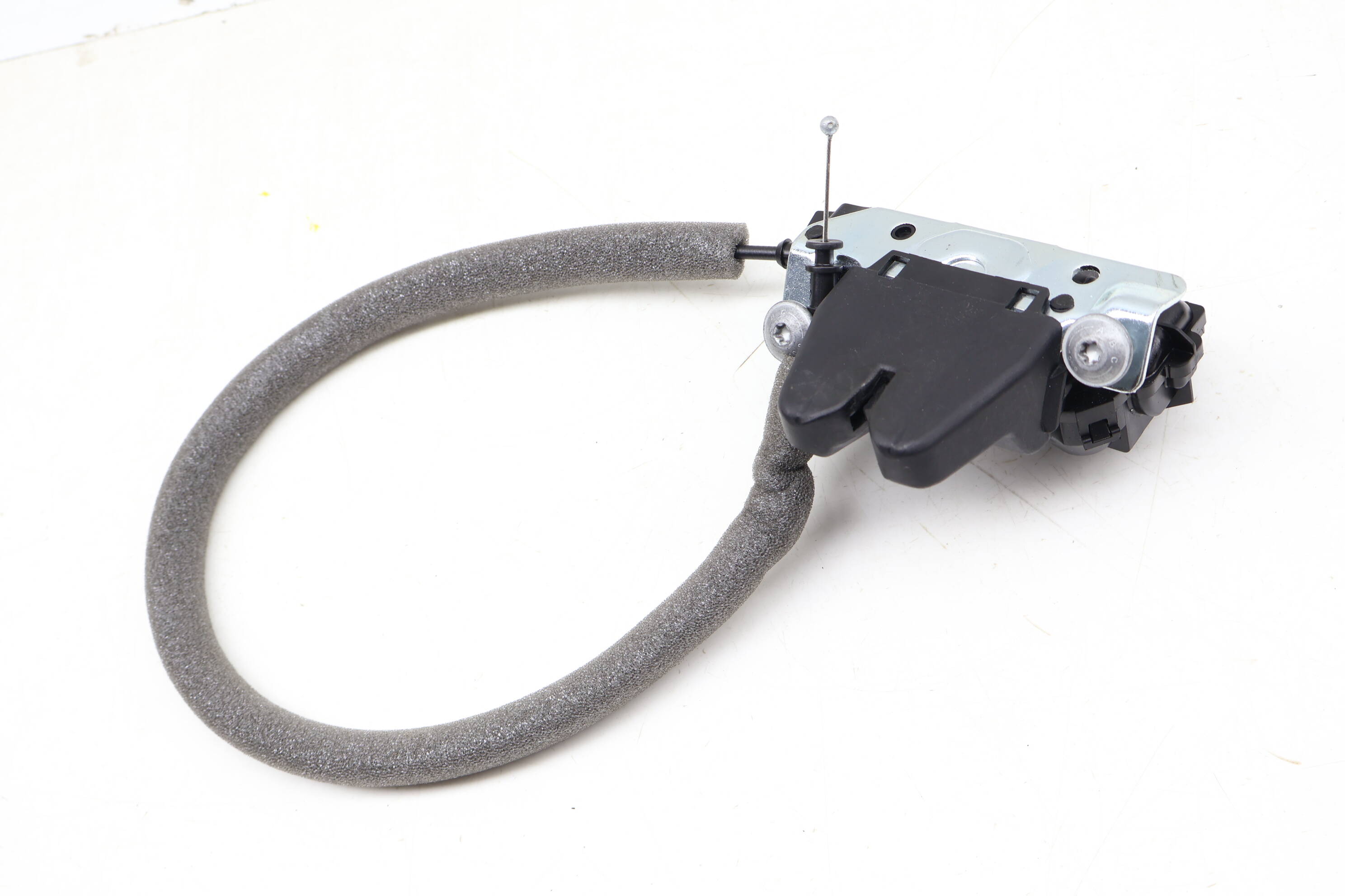 Trunk Hatch Lid Lock / Latch 2047500185