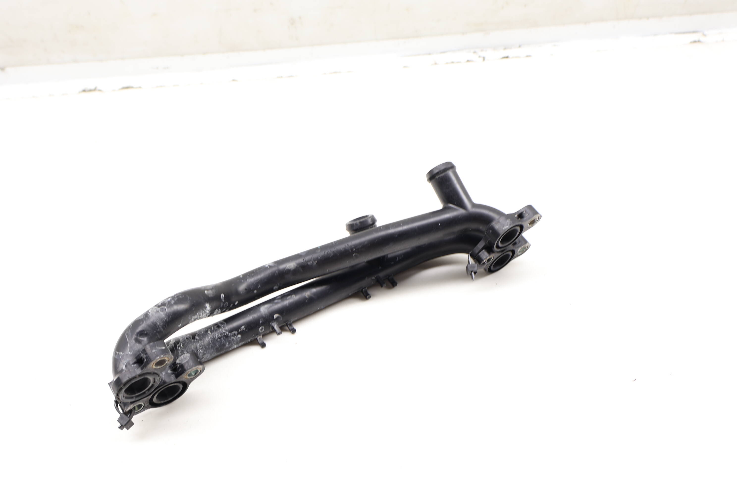 Supercharger&#x20;Coolant&#x20;Pipe&#x20;&#x2F;&#x20;Tube&#x20;&#x2F;&#x20;Line&#x20;06E121083J&#x20;95810658311