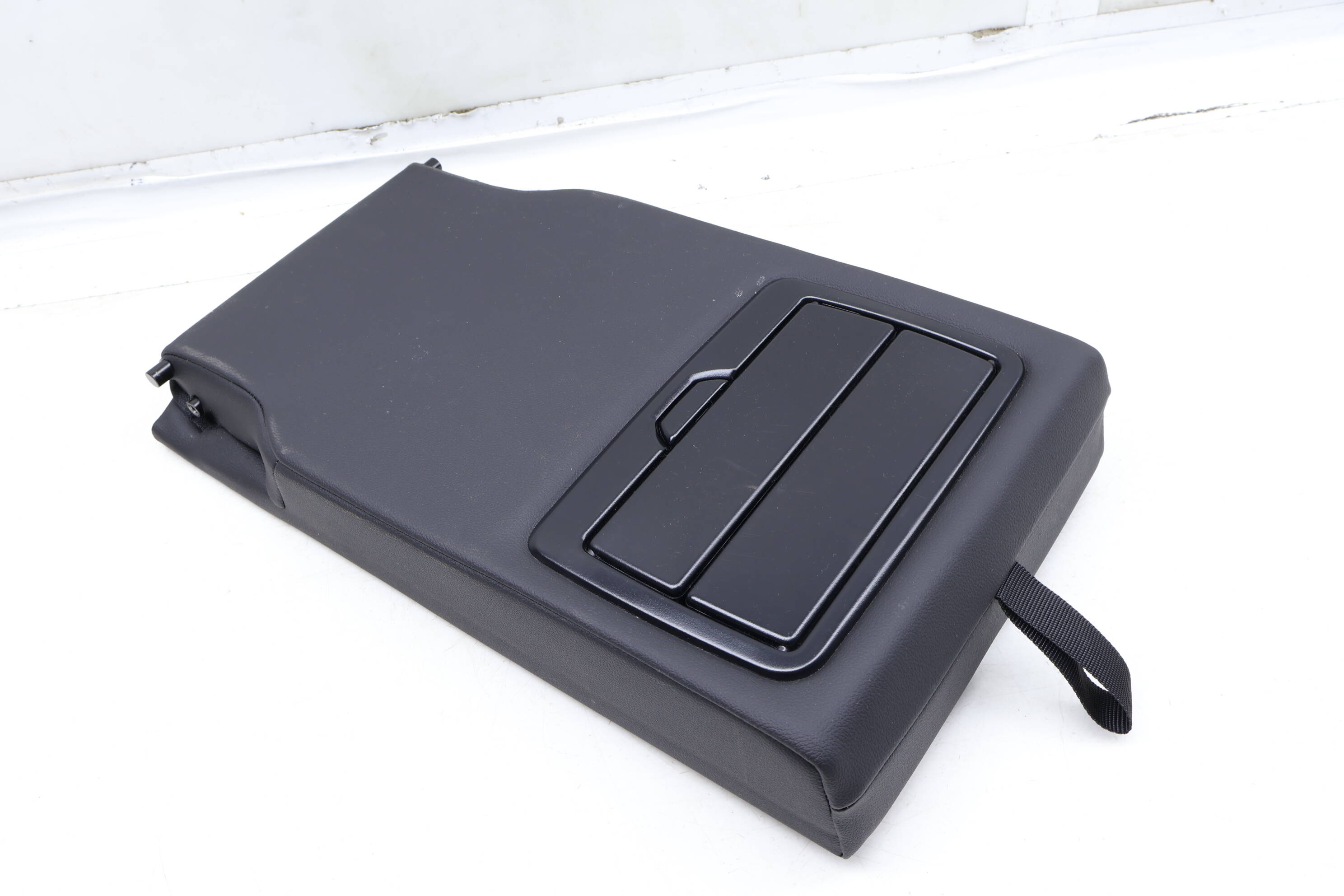 Center&#x20;Seat&#x20;Armrest&#x20;&#x2F;&#x20;Cup&#x20;Holder&#x20;7948368