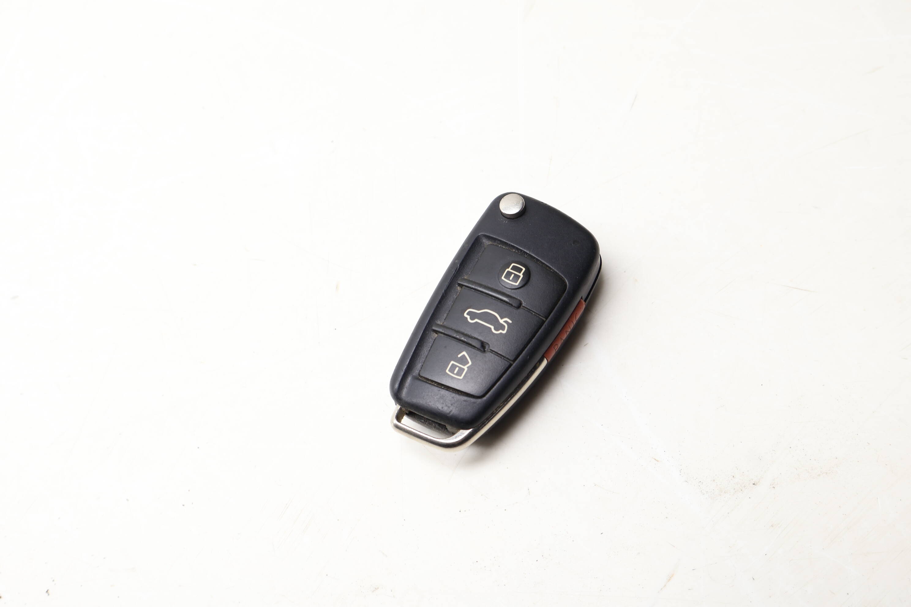 Audi Key / Keyfob 4F0837220AG