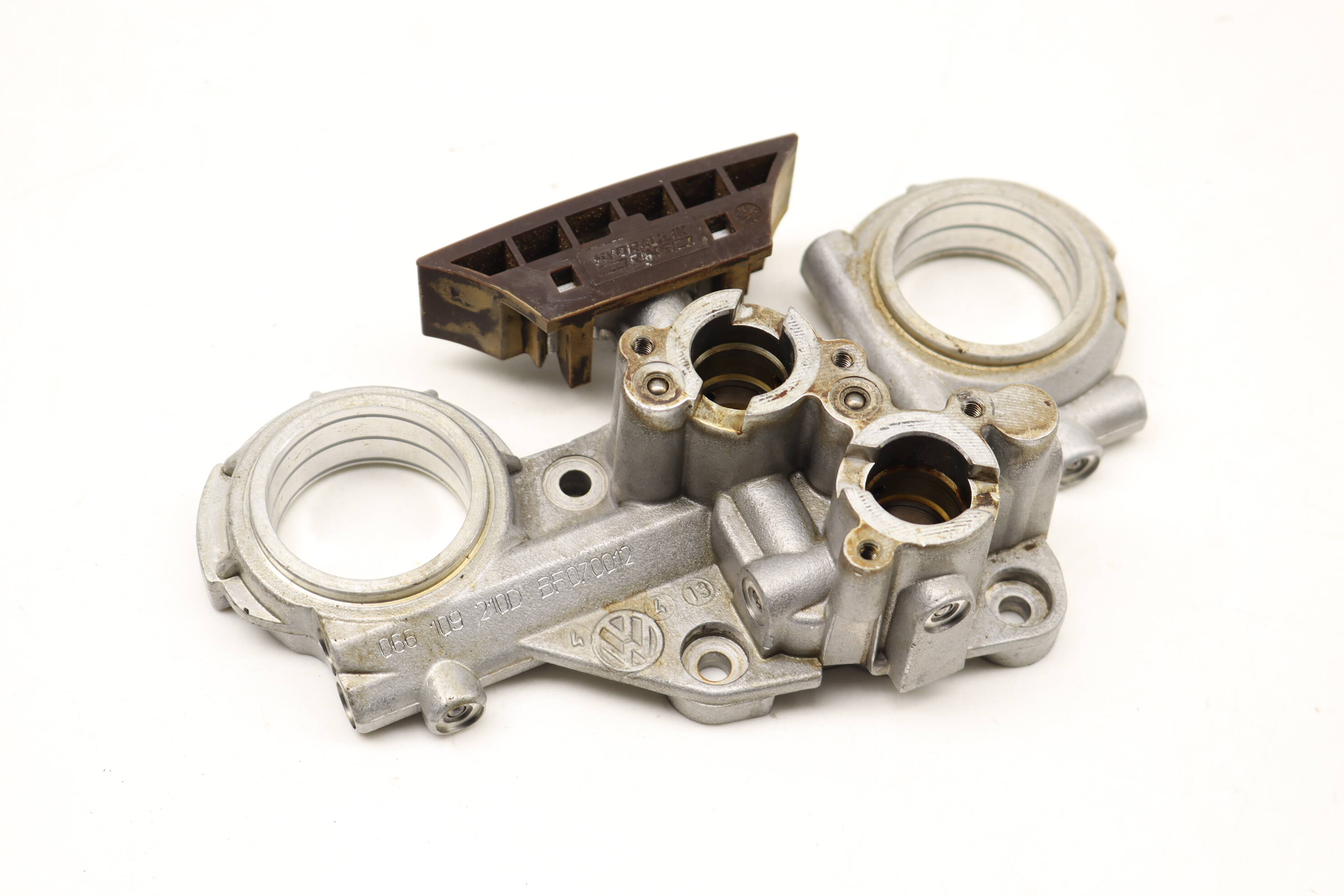 Camshaft Timing Chain Tensioner / Case 066109210D