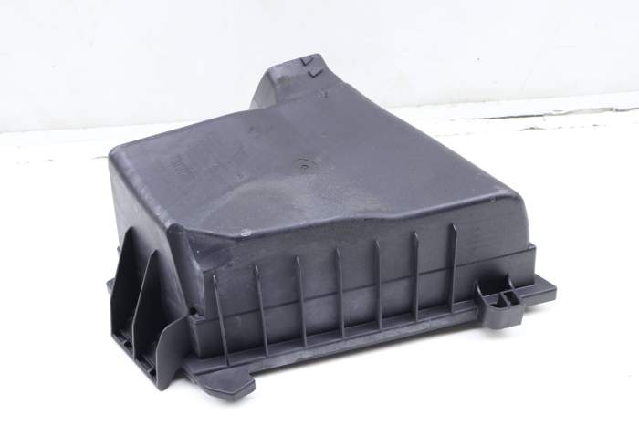 Engine Air Filter Box / Housing (Upper) 13717613822 main product photo