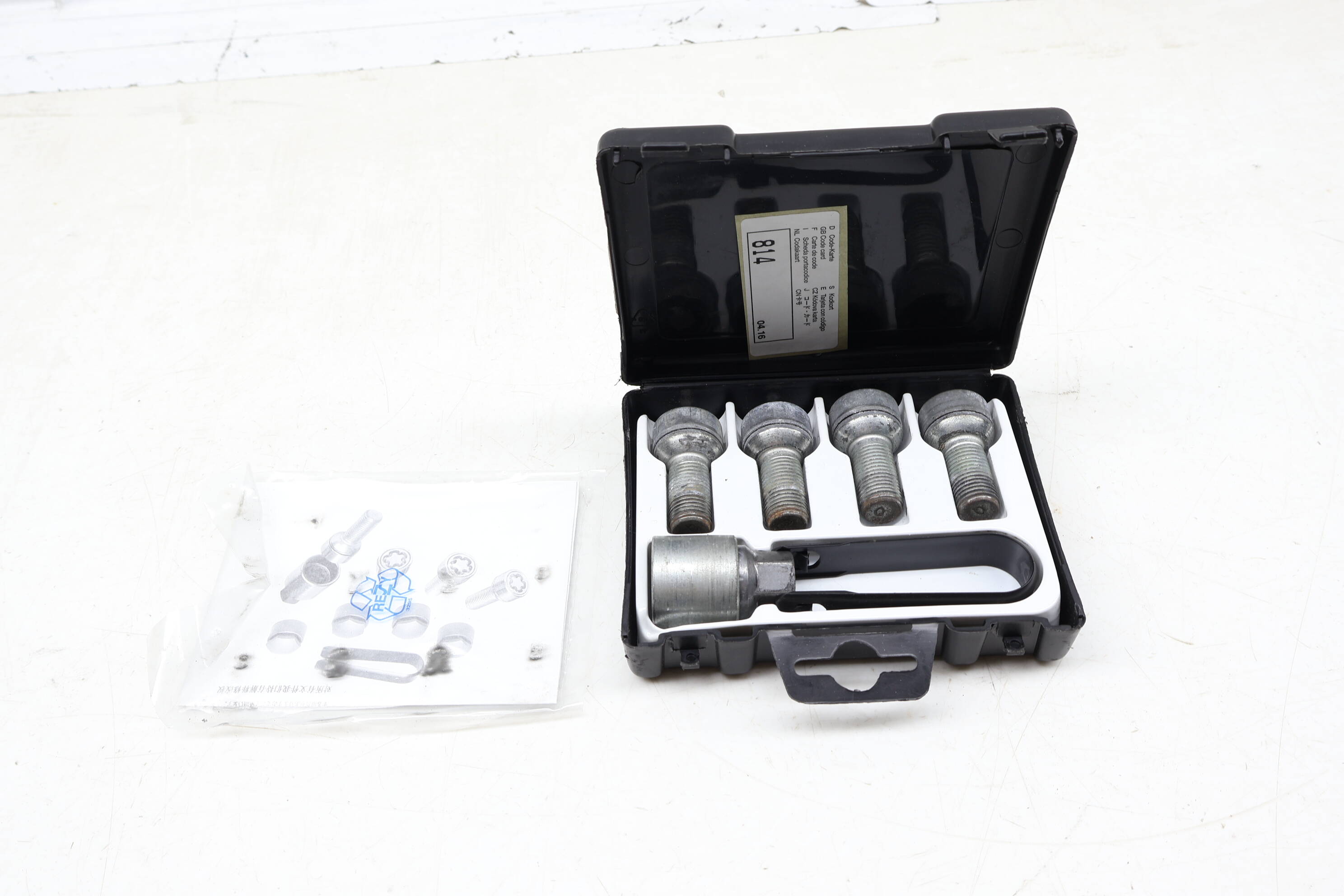 Locking Lug Nut / Bolt Set W/ Key 4F0071455