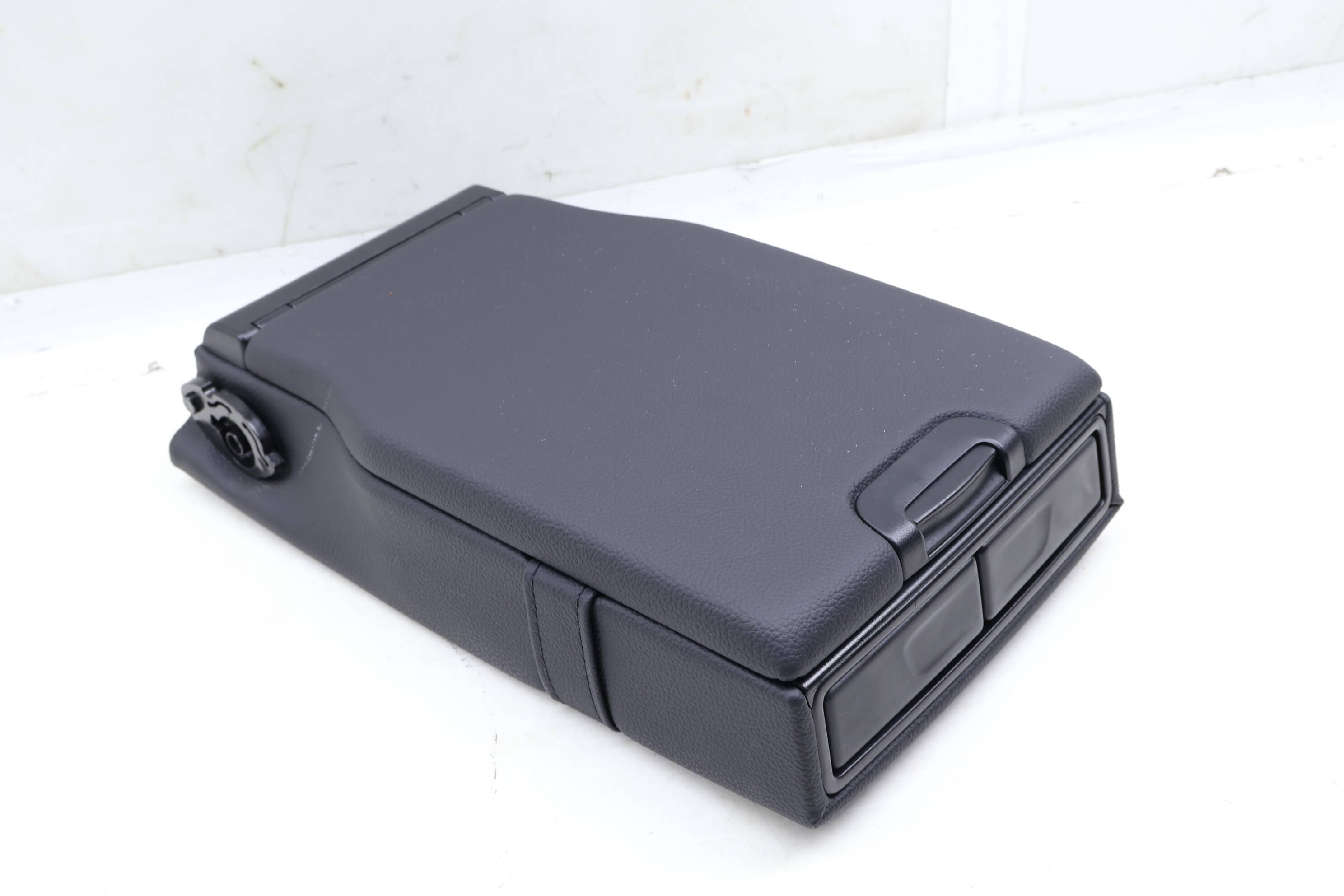 Center&#x20;Seat&#x20;Armrest&#x20;&#x2F;&#x20;Cup&#x20;Holder&#x20;2059700201