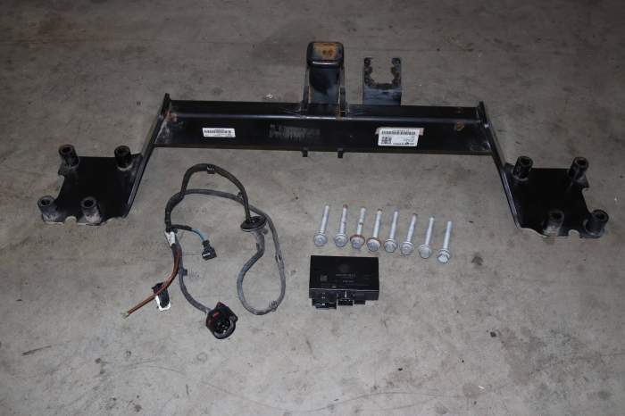 Bumper Reinforcement / Trailer Tow Hitch W/ Module 4M0803881A main product photo