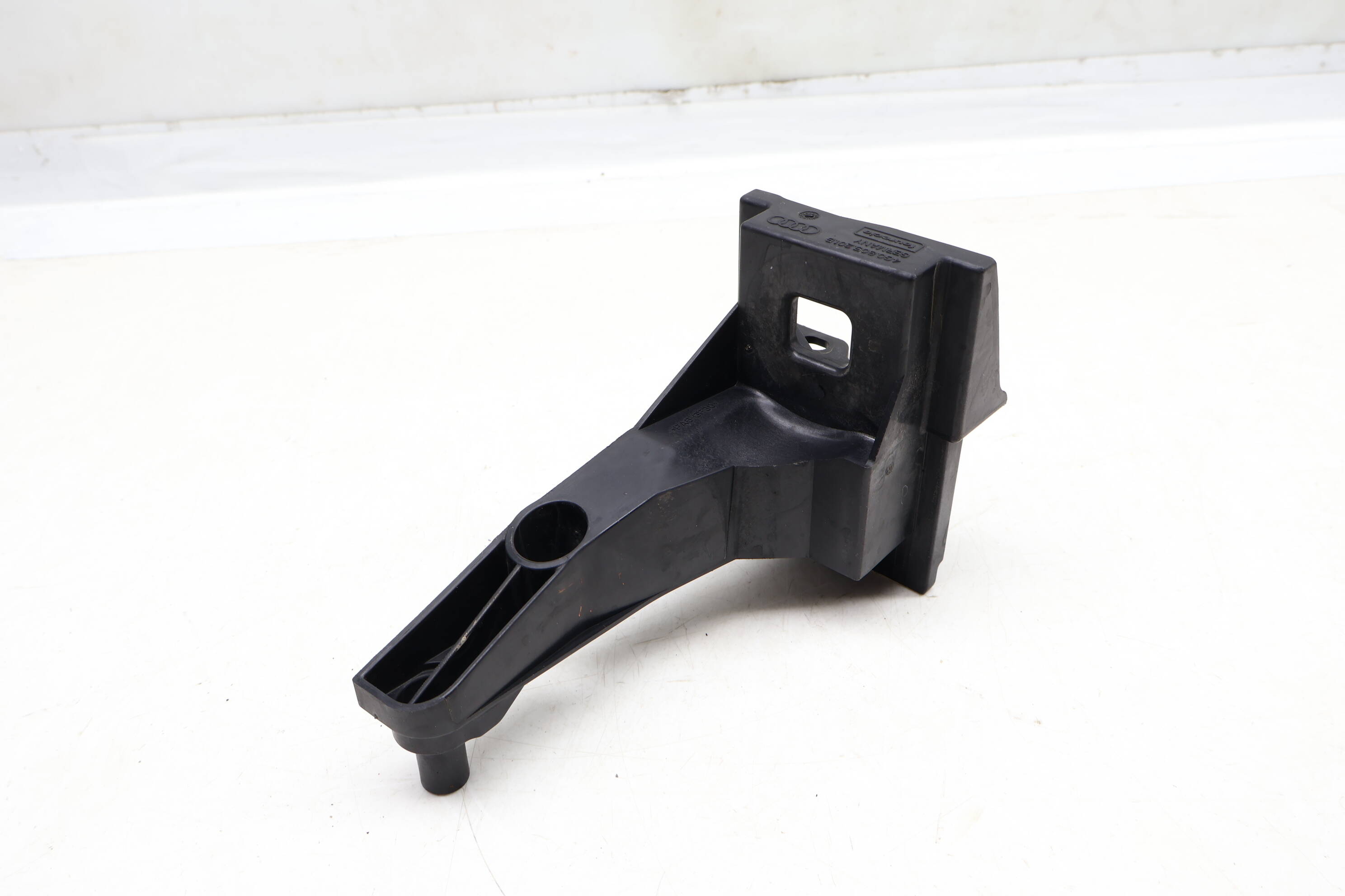 Lower Radiator / Core Support Mount Bracket 4G0805201B
