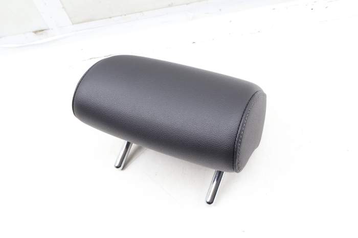 Center Headrest / Head Rest 561885902P main product photo
