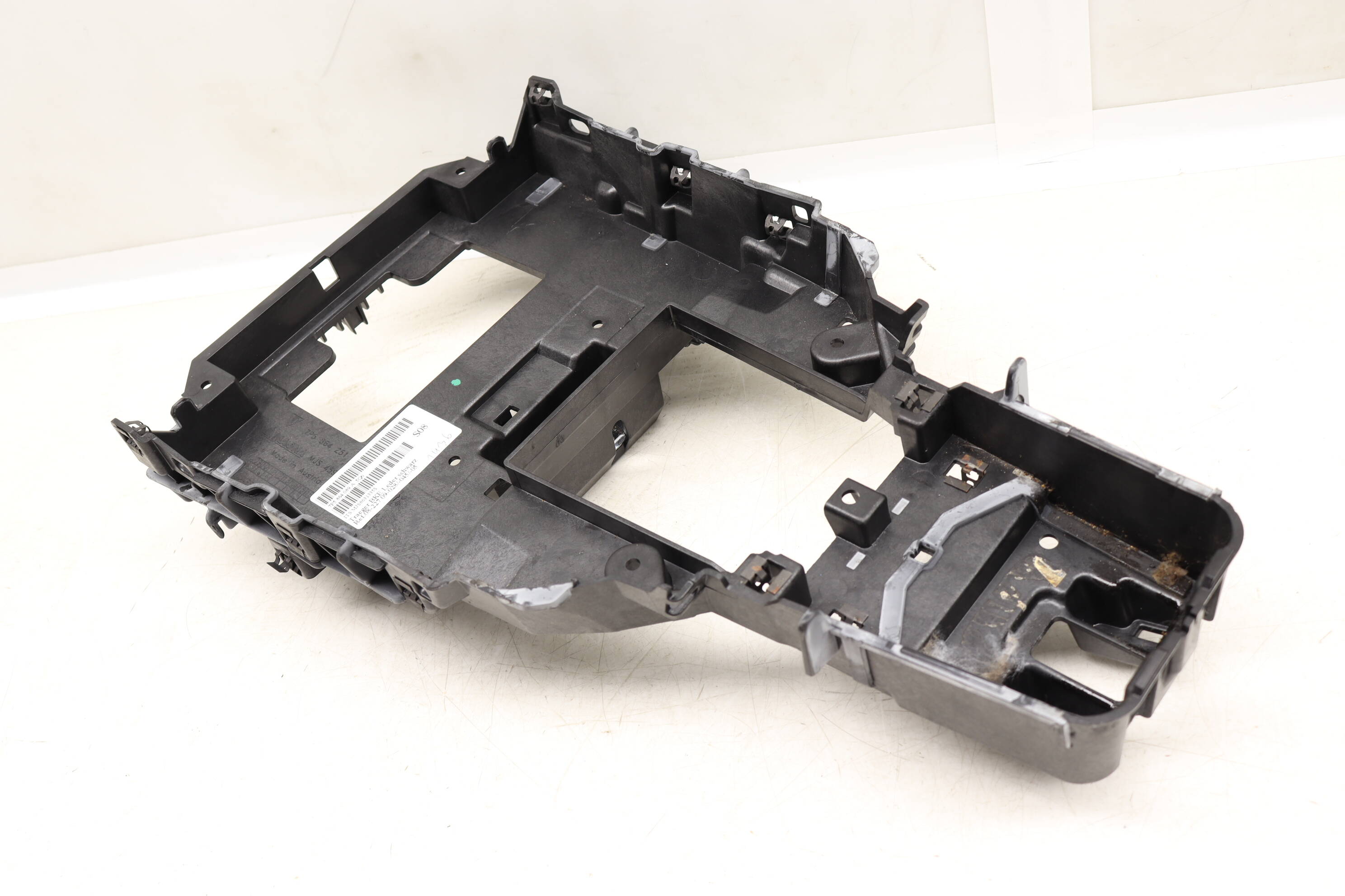 Center Console Bracket 7P5864251 95855325101