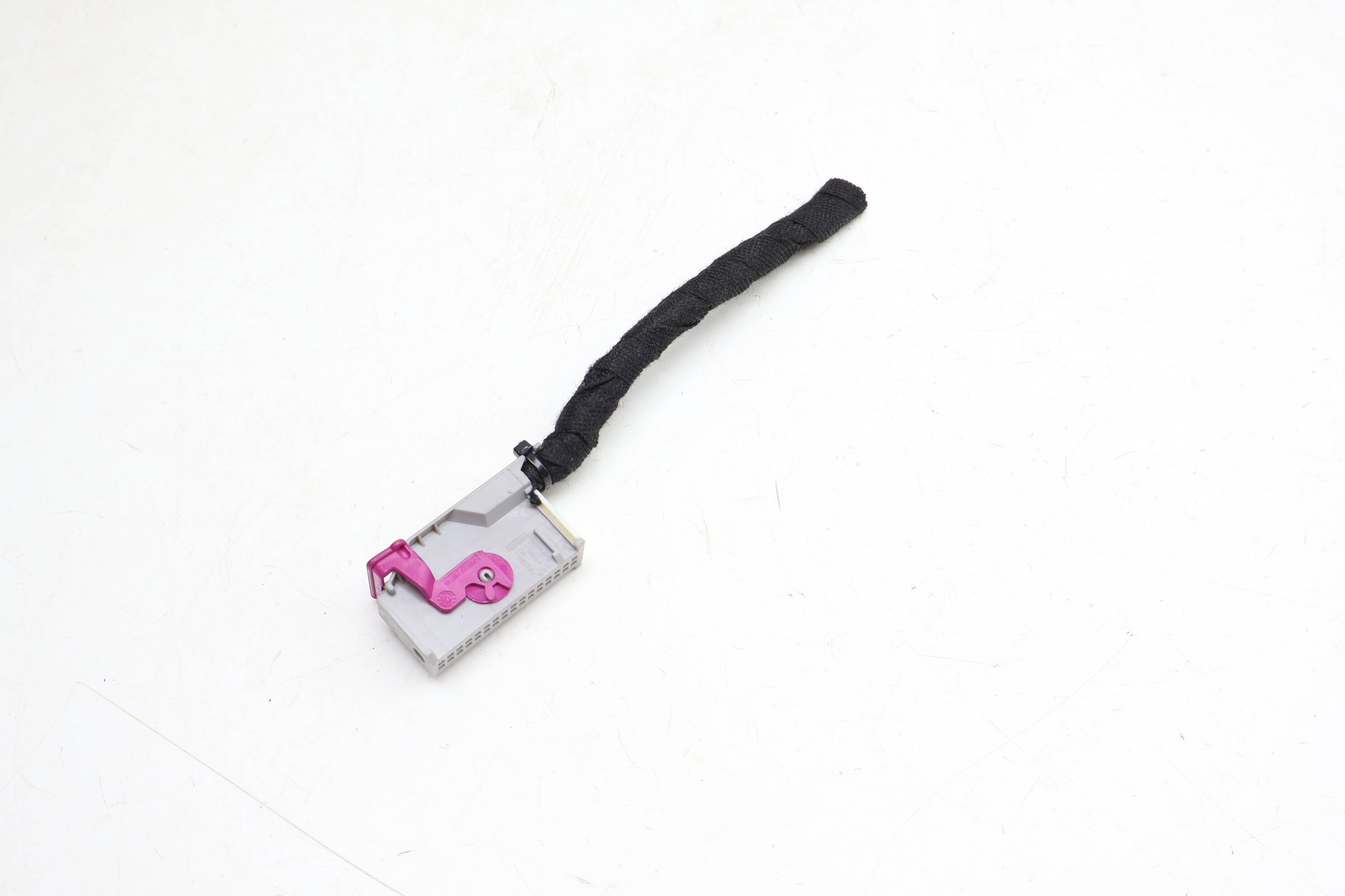 32-Pin Instrument Cluster Wiring Harness Connector / Pigtail 1J0972977G