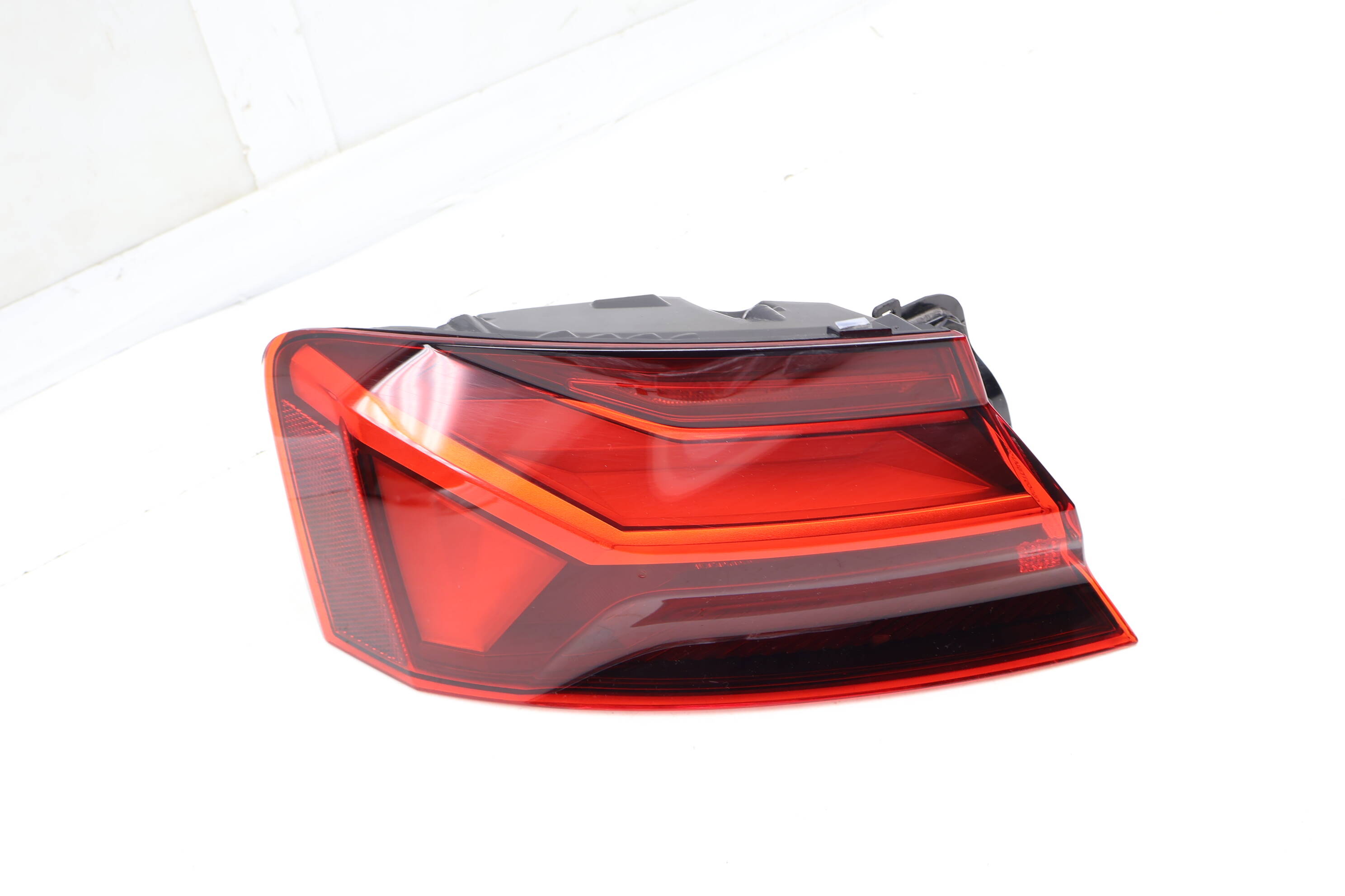 Led Tail Light / Lamp (Outer) 8W6945091AB