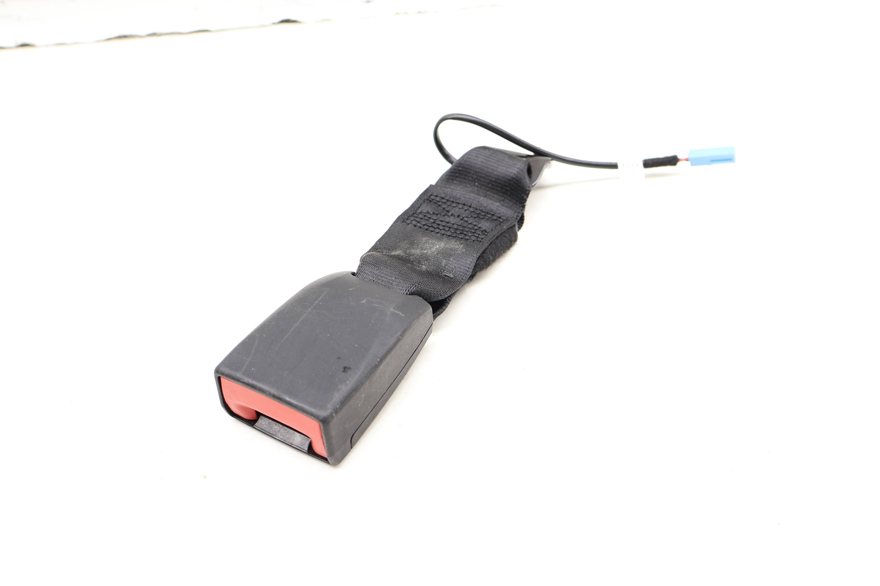 Center Seat Belt Buckle / Receiver 95B857740A