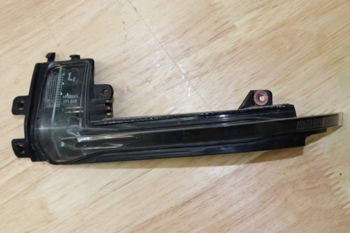 Side View Mirror Turn Signal Light 8K0949101B main product photo